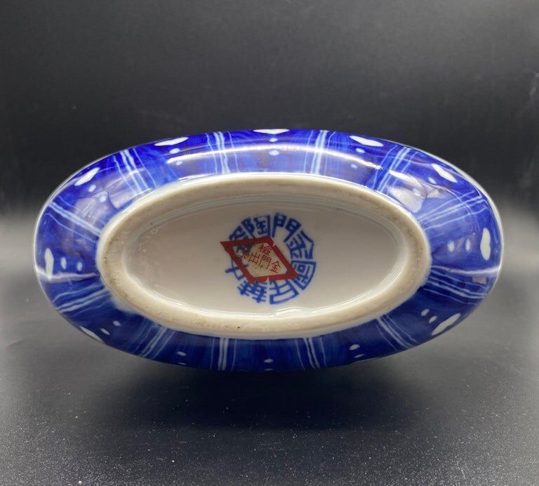 Chinese gourd vase in white and blue porcelain