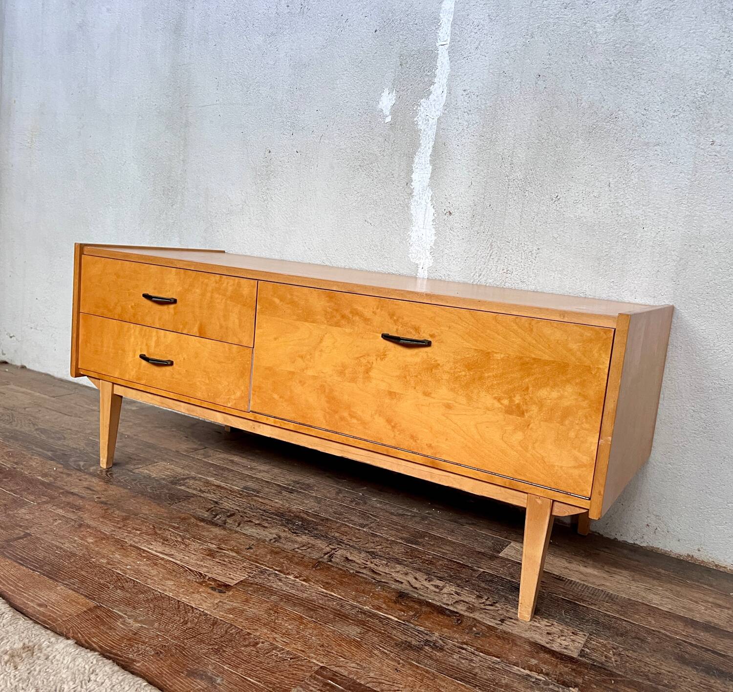 Vintage hi-fi TV cabinet with compass legs