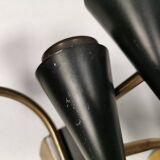 Un ensemble d'appliques en métal laqué noir avec détails en laiton