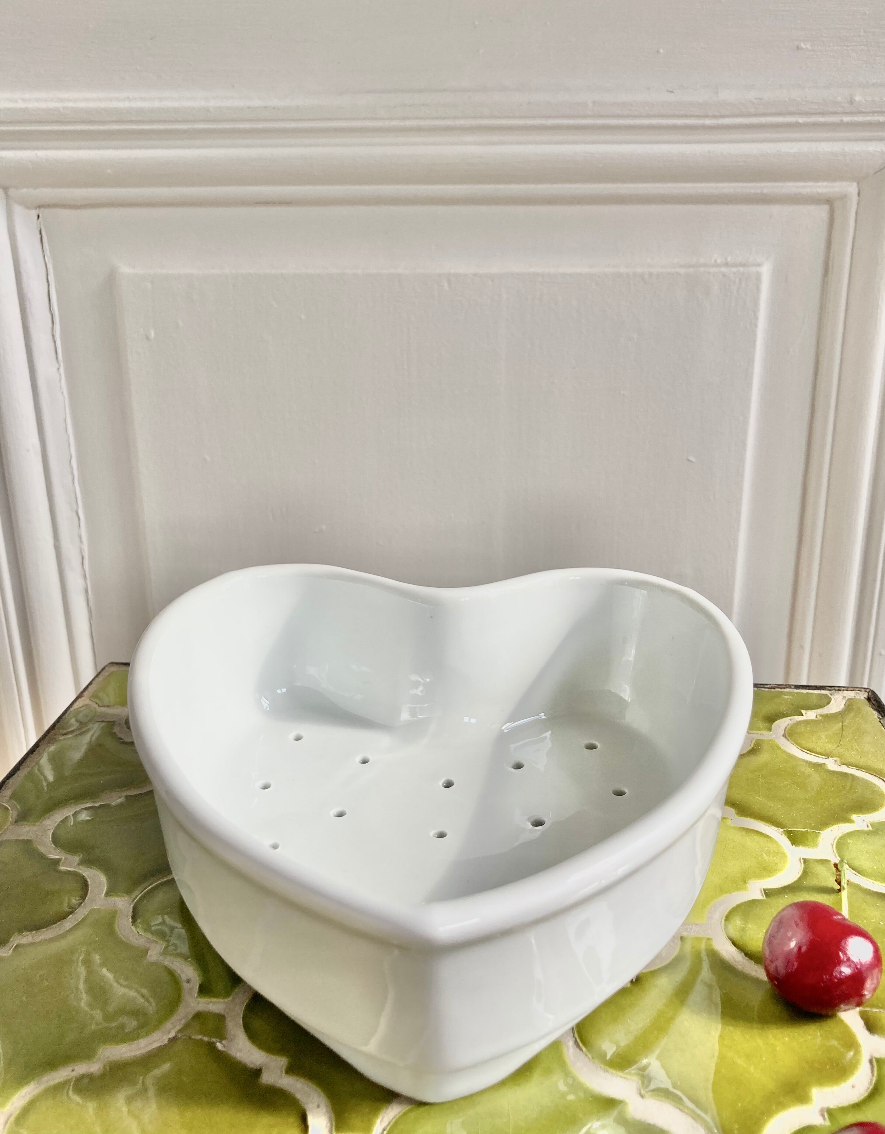 Heart-shaped fruit drainer dish