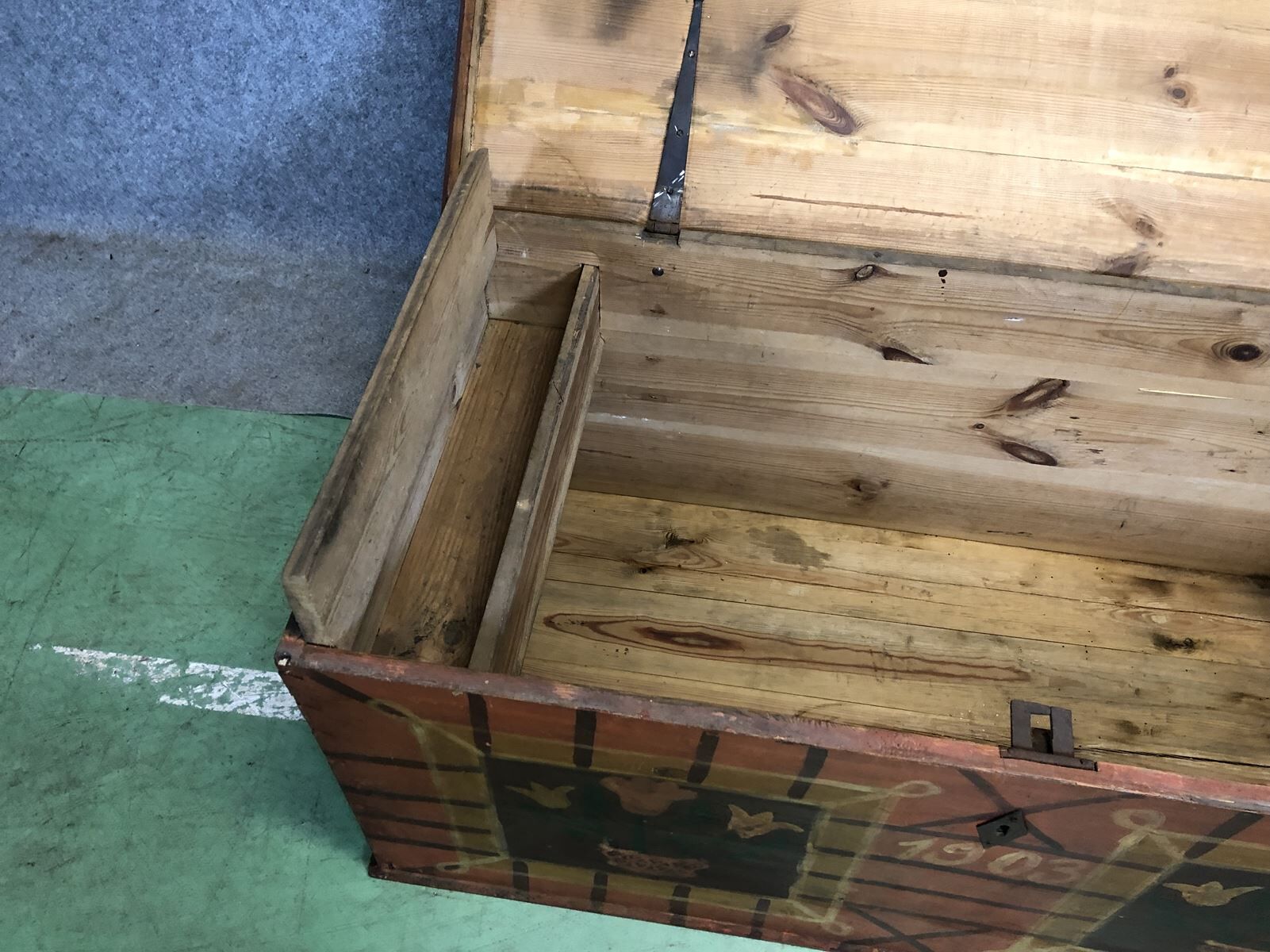 Fir chest with original painting-early twentieth