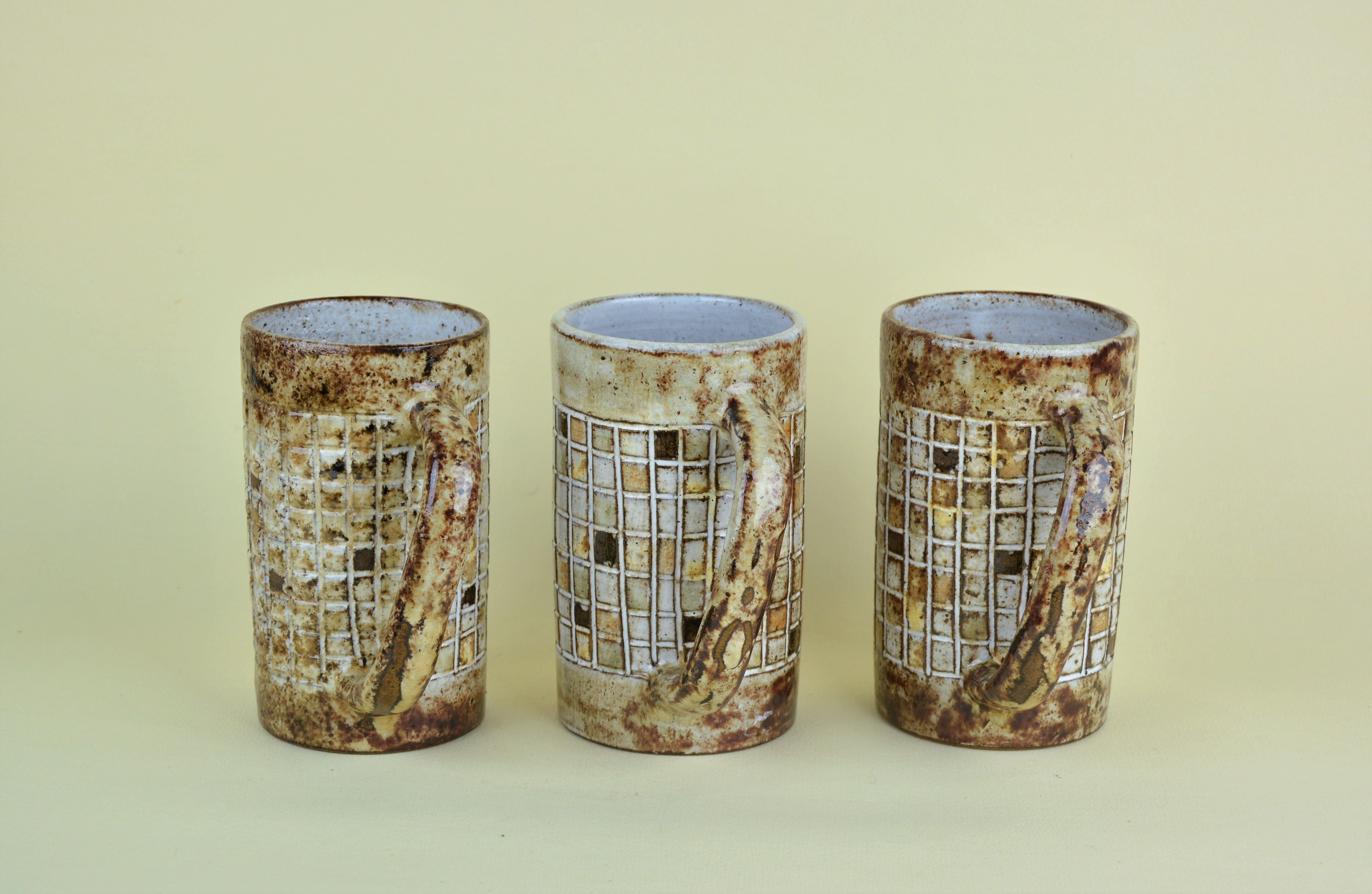 Set of 3 Atelier du Vieux Moulin mugs with grid decoration