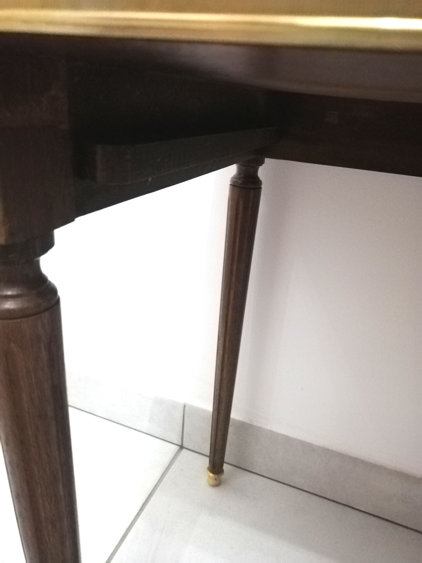 Pull-out tables on marble