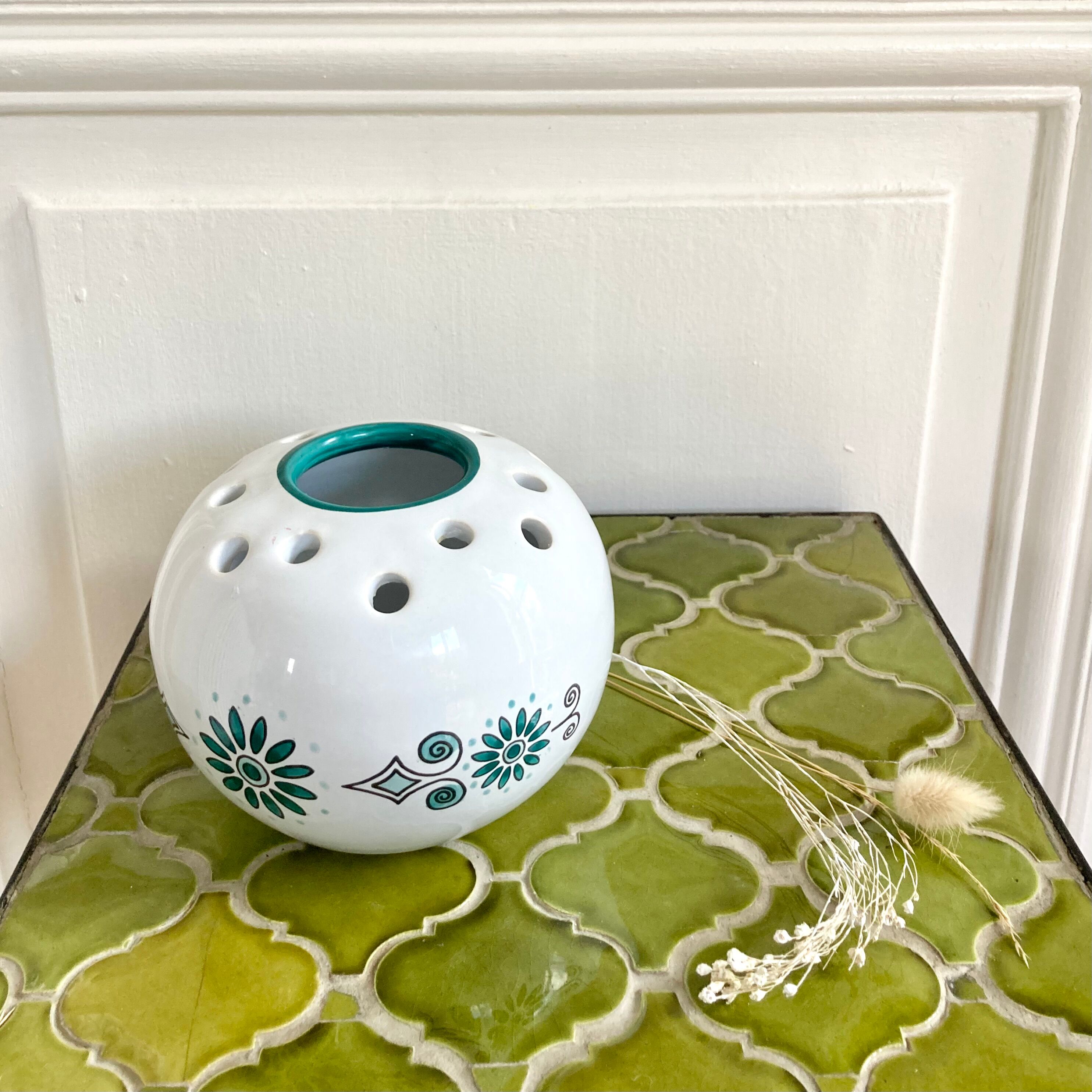 Vase boule pique fleurs