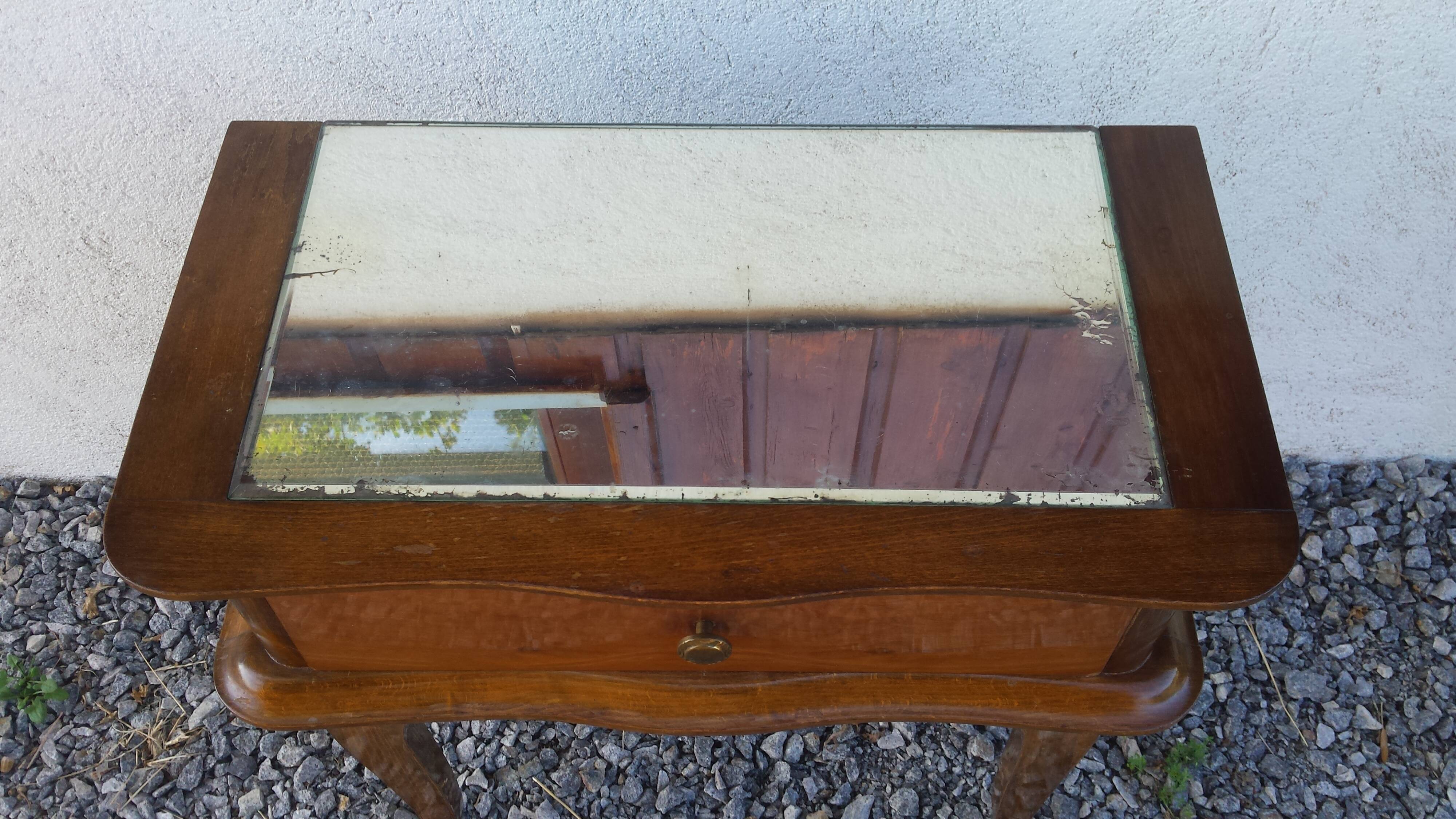 Table with rounded lines