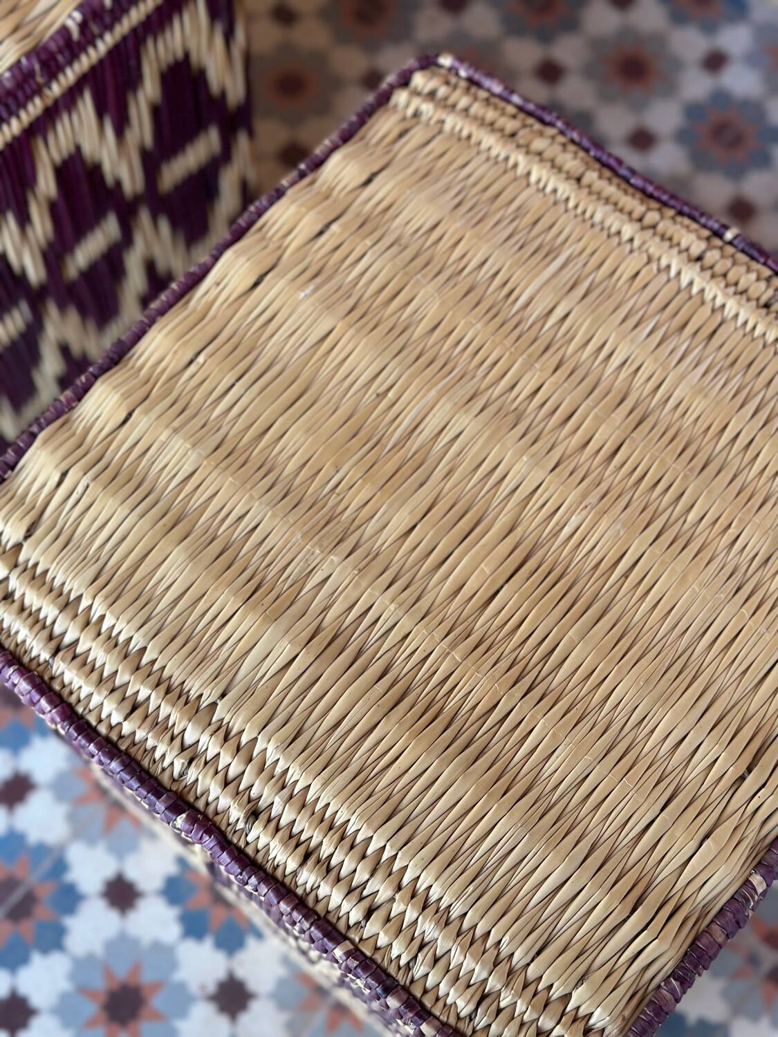 Pouf en rotin et osier bordeaux