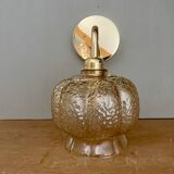 Applique coudée dorée globe vintage en verre ambré