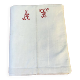 Drap marqué AT en rouge au point de croix