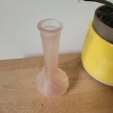 Petit vase en verre rose