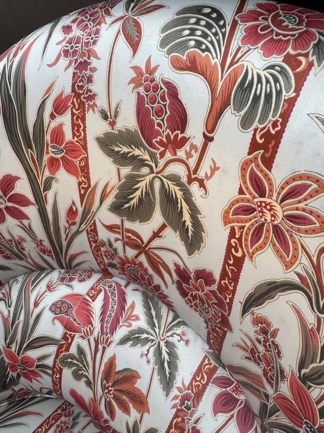 Fauteuil crapaud satin fleuri ancien