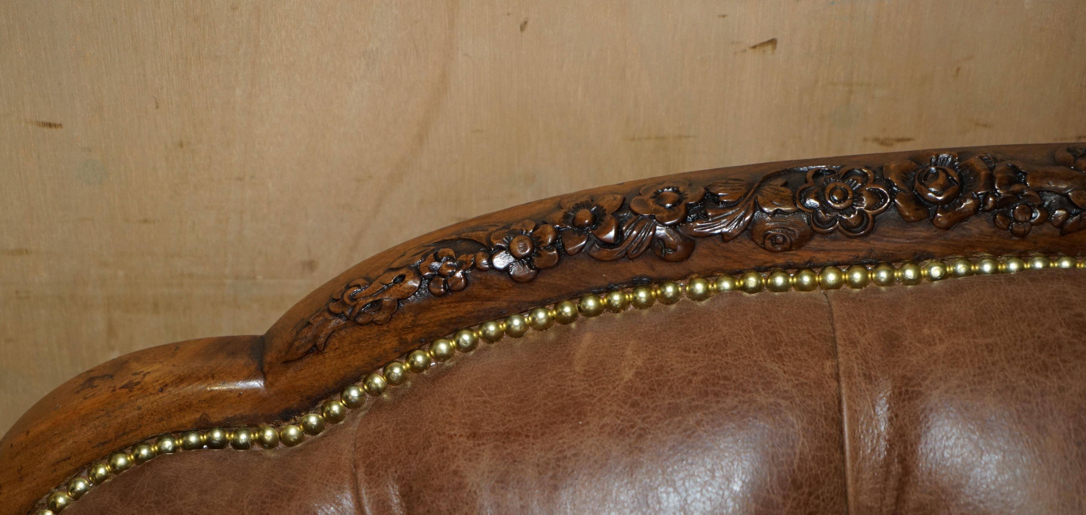 Chesterfield Regency 1810 antique canapé restored in leather with a carved frame.