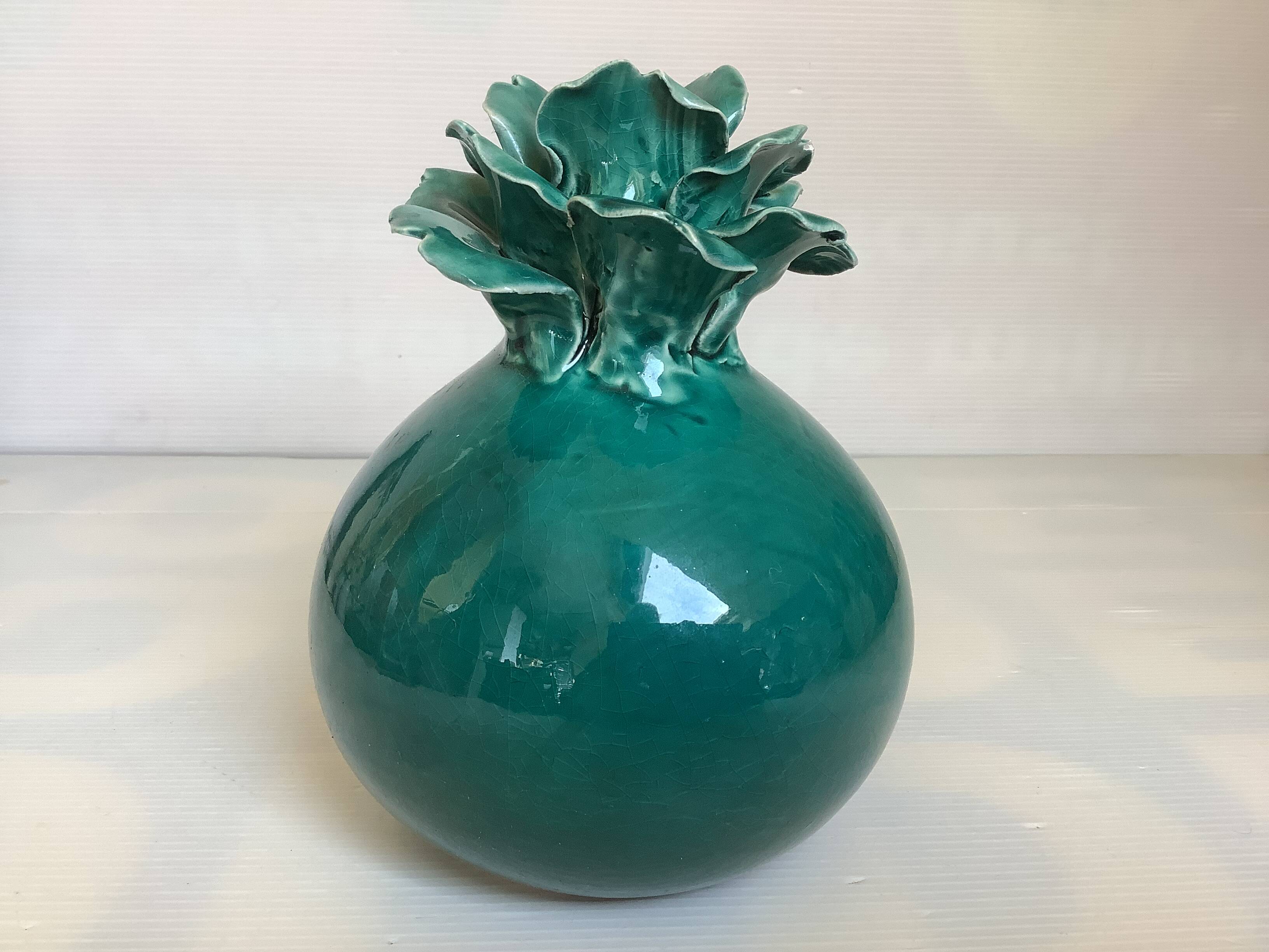 Vase boule style barbotine verte