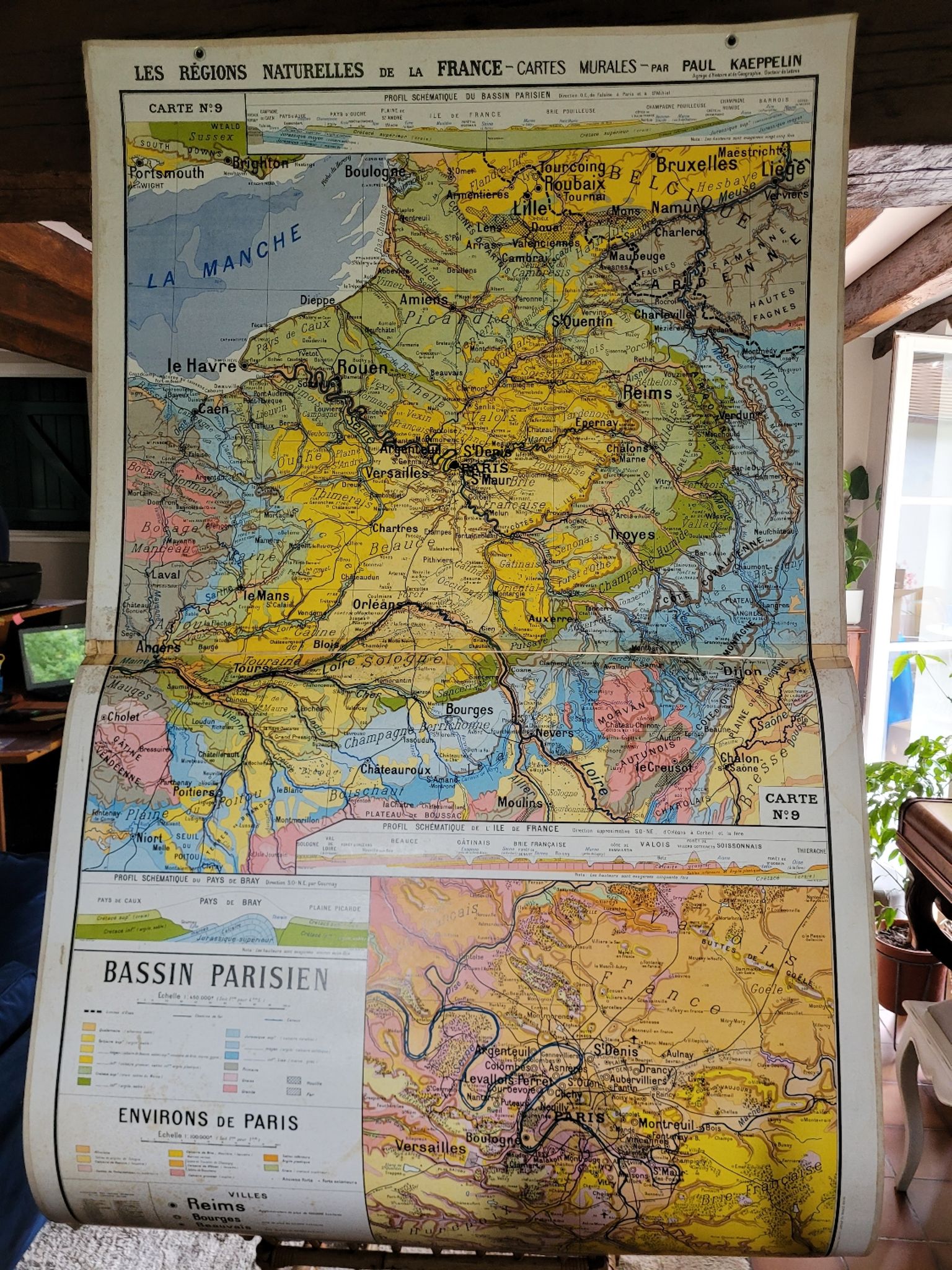 Geographical map of the natural regions of France.