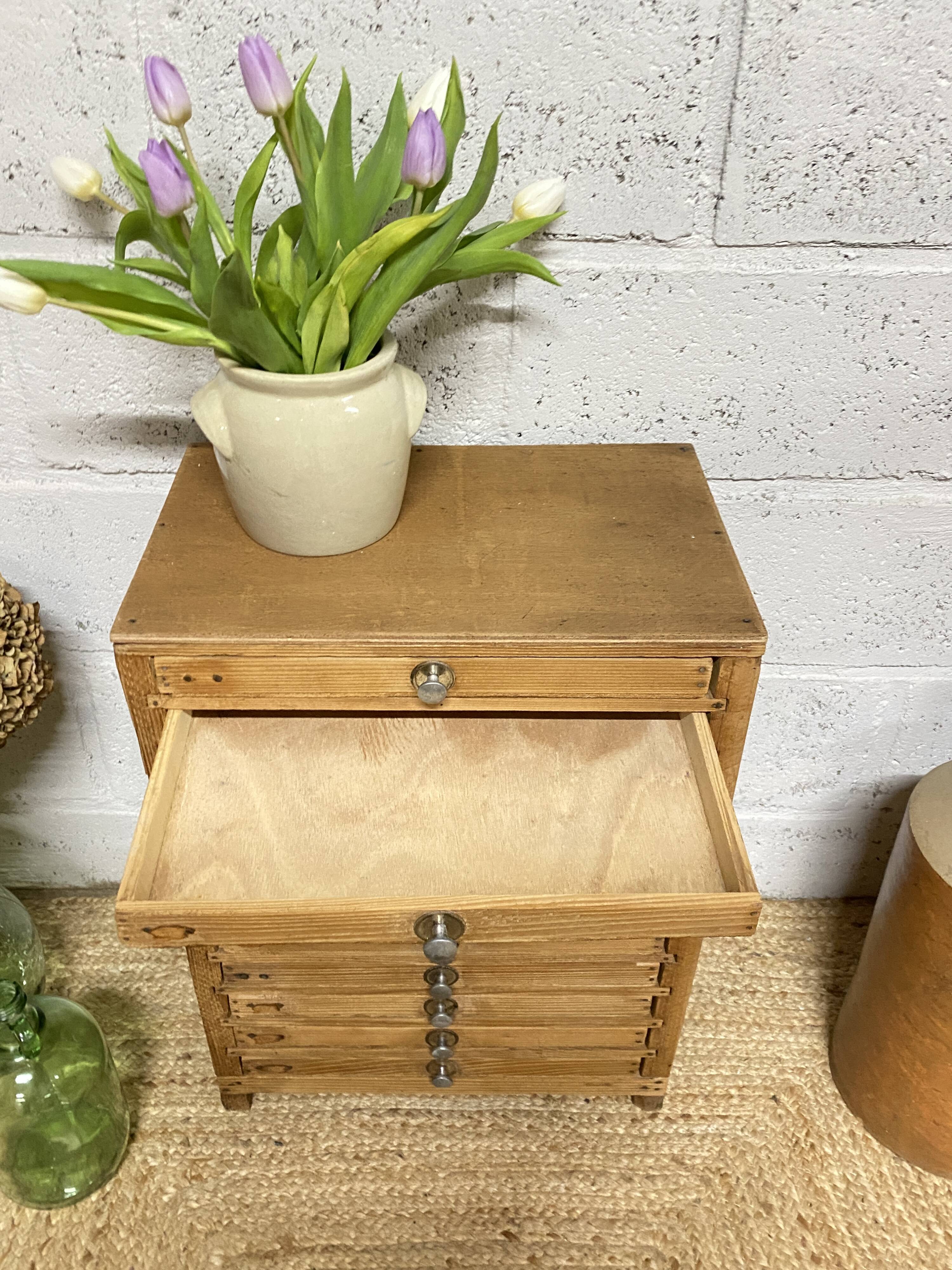 petit meuble à tiroirs d'atelier