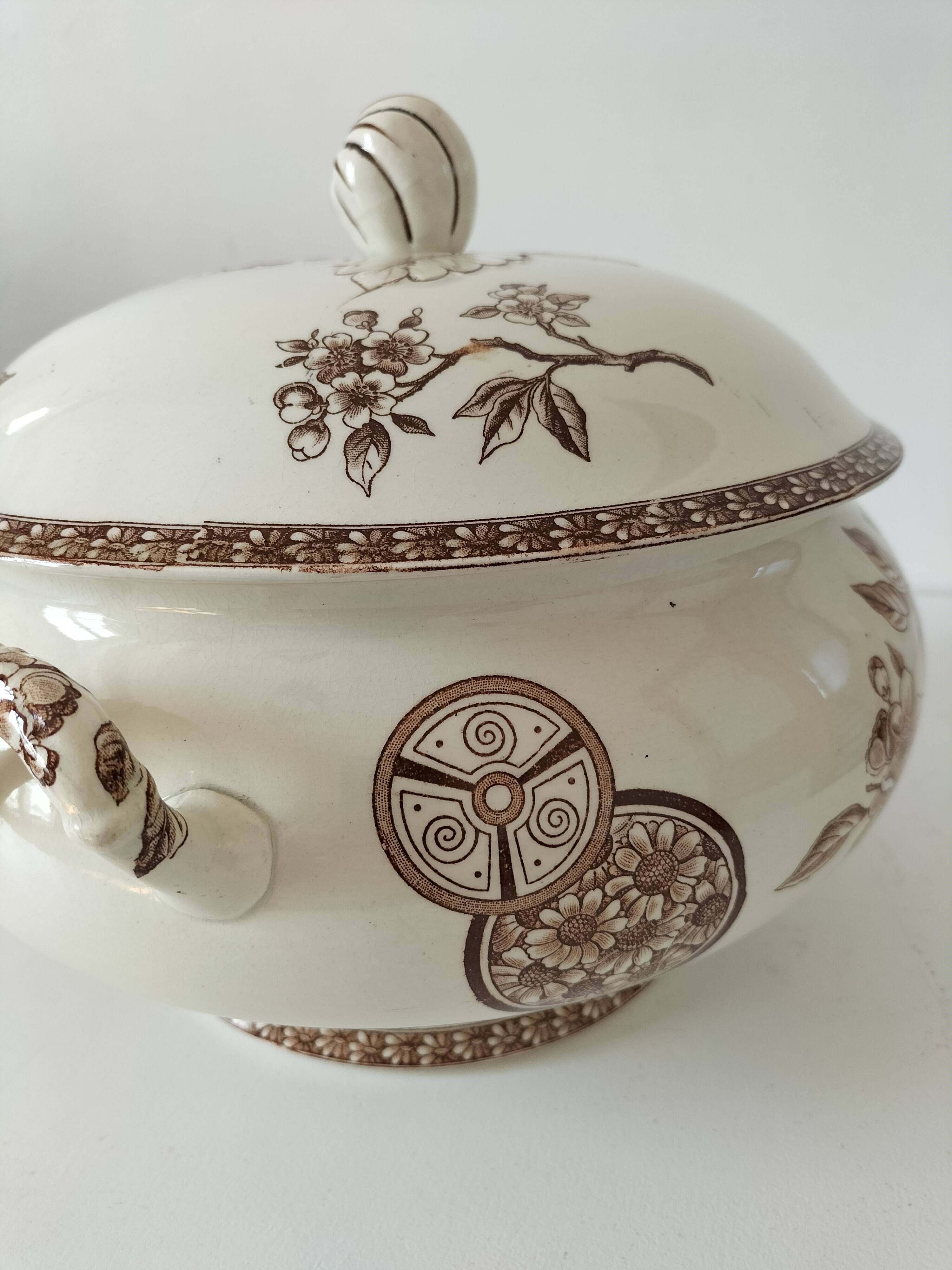 Soupière ancienne en terre de fer – décor "Marguerite", Grand Dépôt Paris