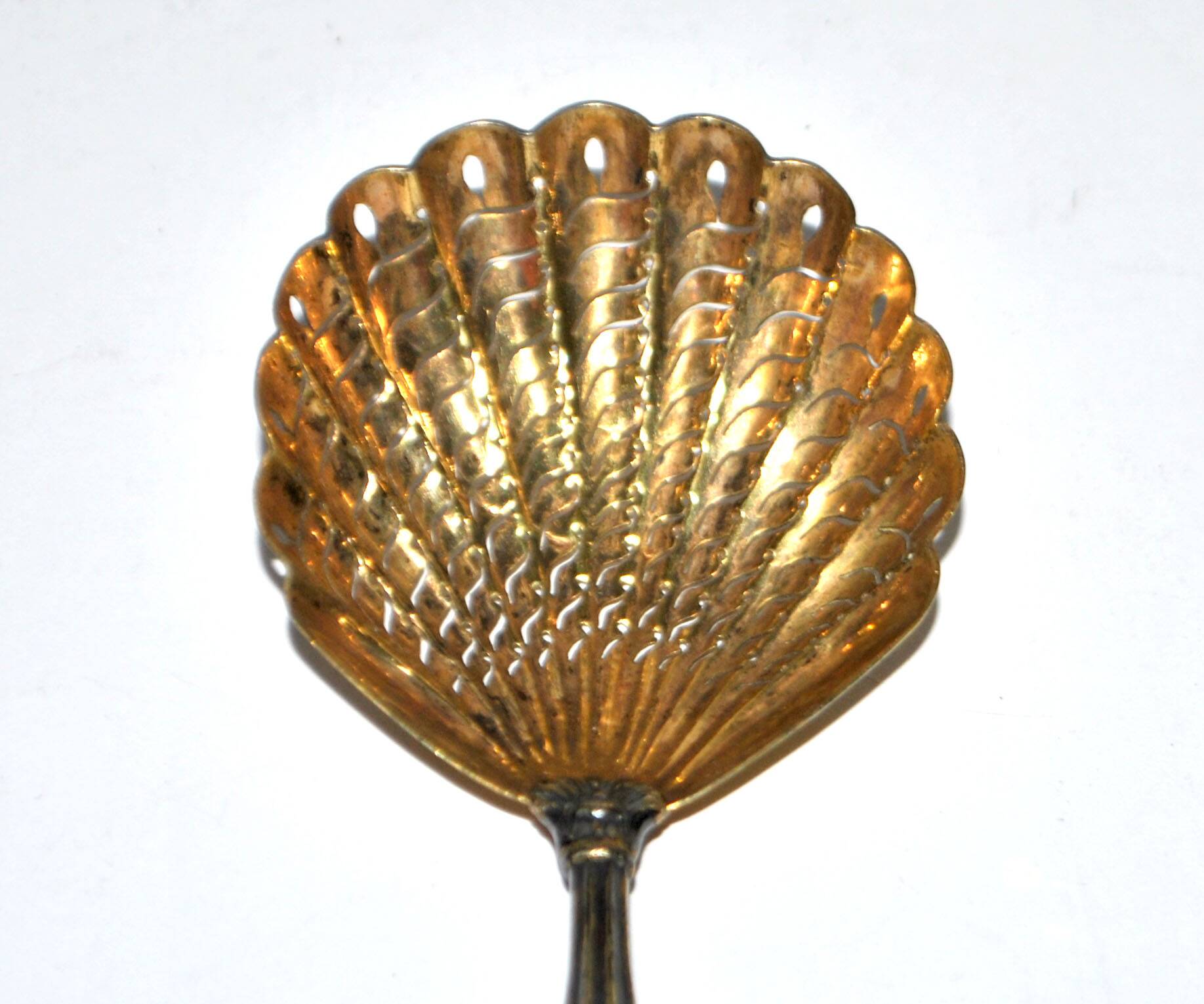 Empire sprinkling spoon in gilded silver vermeil and mother-of-pearl, 19th century.