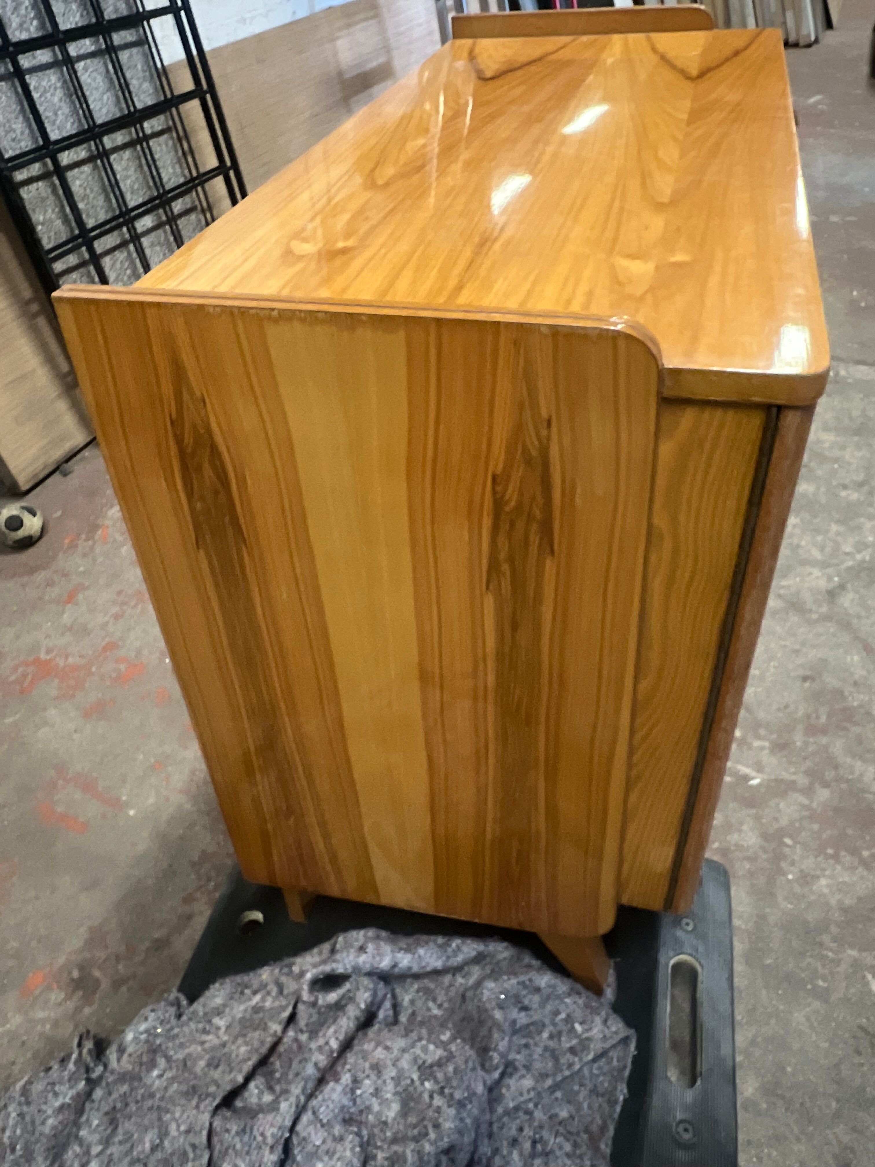 Buffet vintage en bois de Frantisek Jirak. Edition Tatra Nabytok.  République tchèque