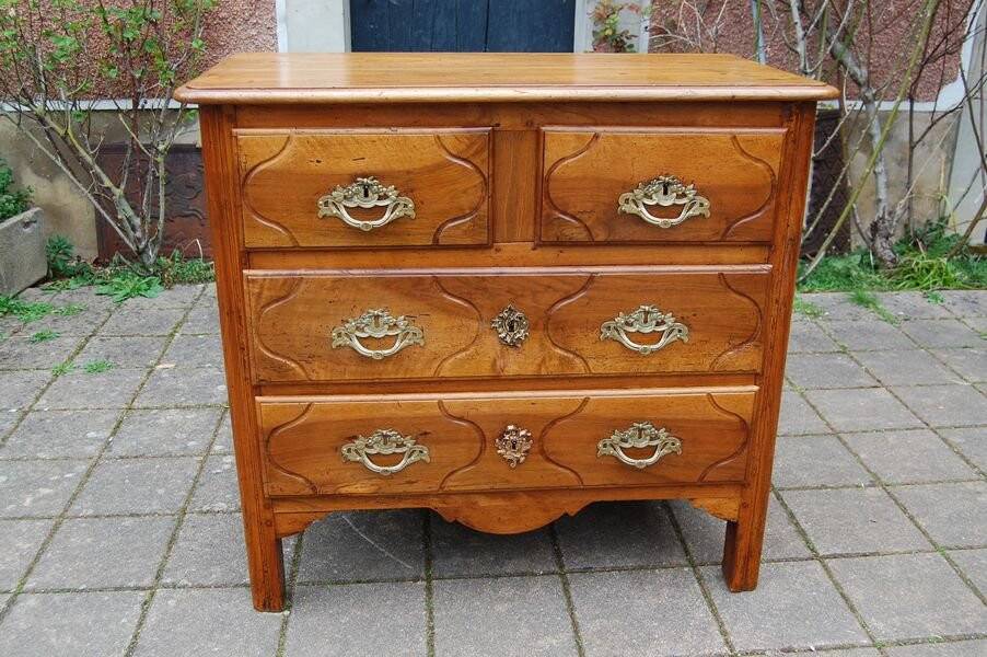 Small 18th century Parisian Louis XV walnut chest of drawers