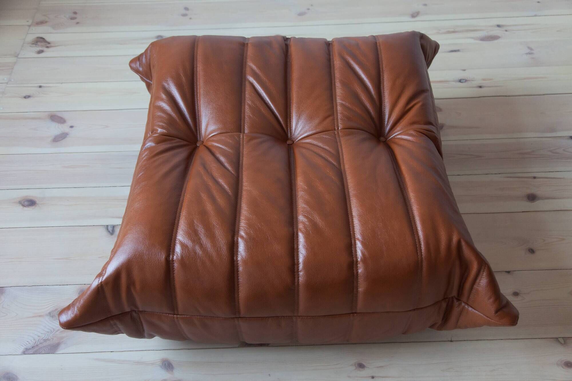 Ensemble Togo de canapé 2 places, fauteuil et pouf en cuir marron whiskey.