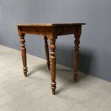 Petite table peinte en brocante ancienne