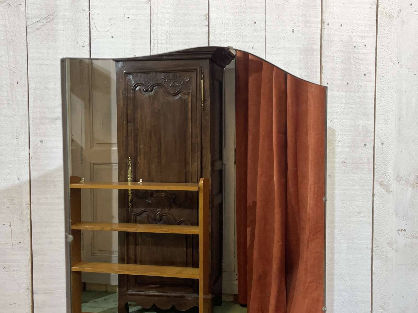 Art Deco English hairdresser in walnut from the 1930s.