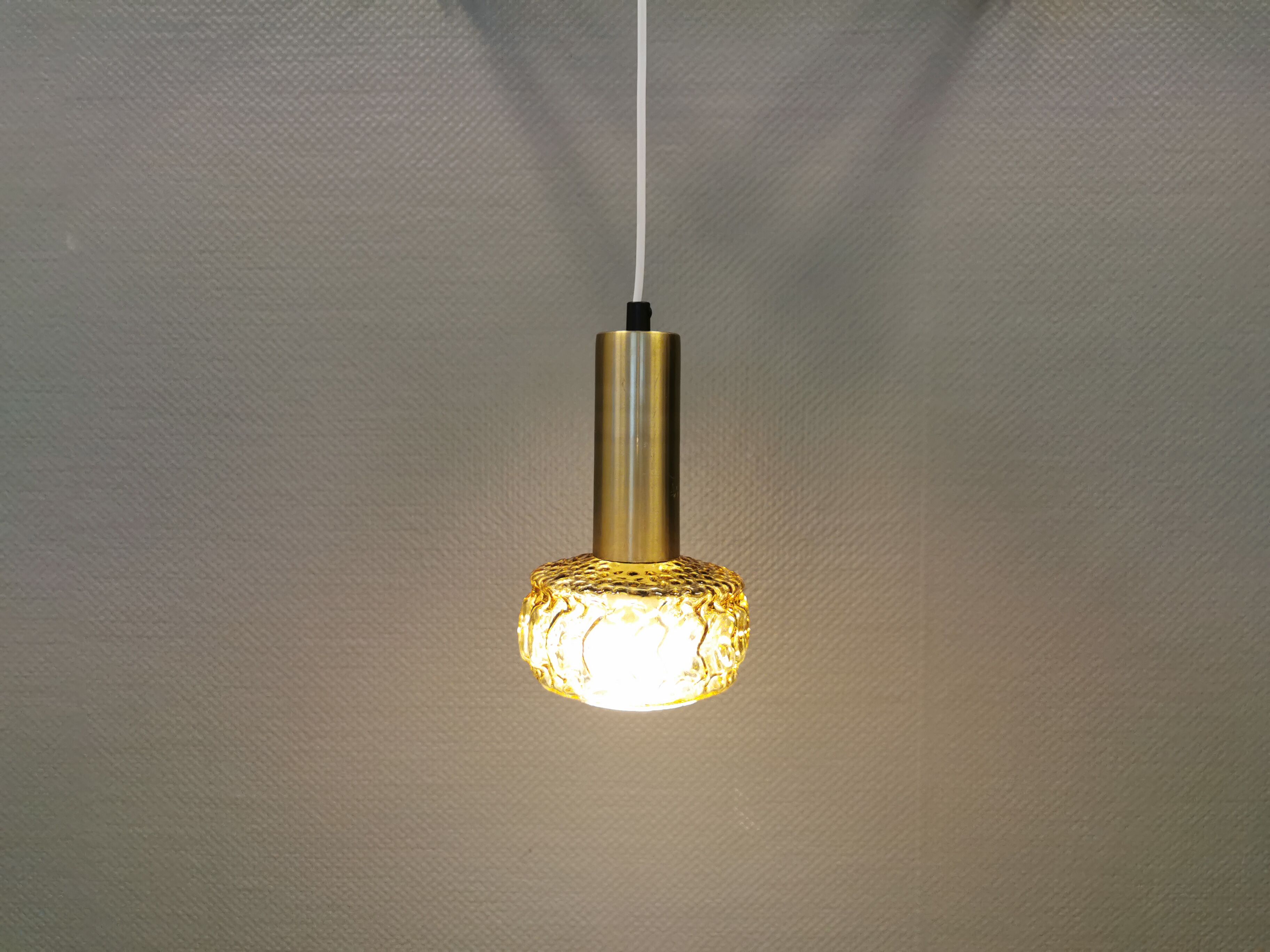 Suspension en verre ambré en aluminium laqué doré