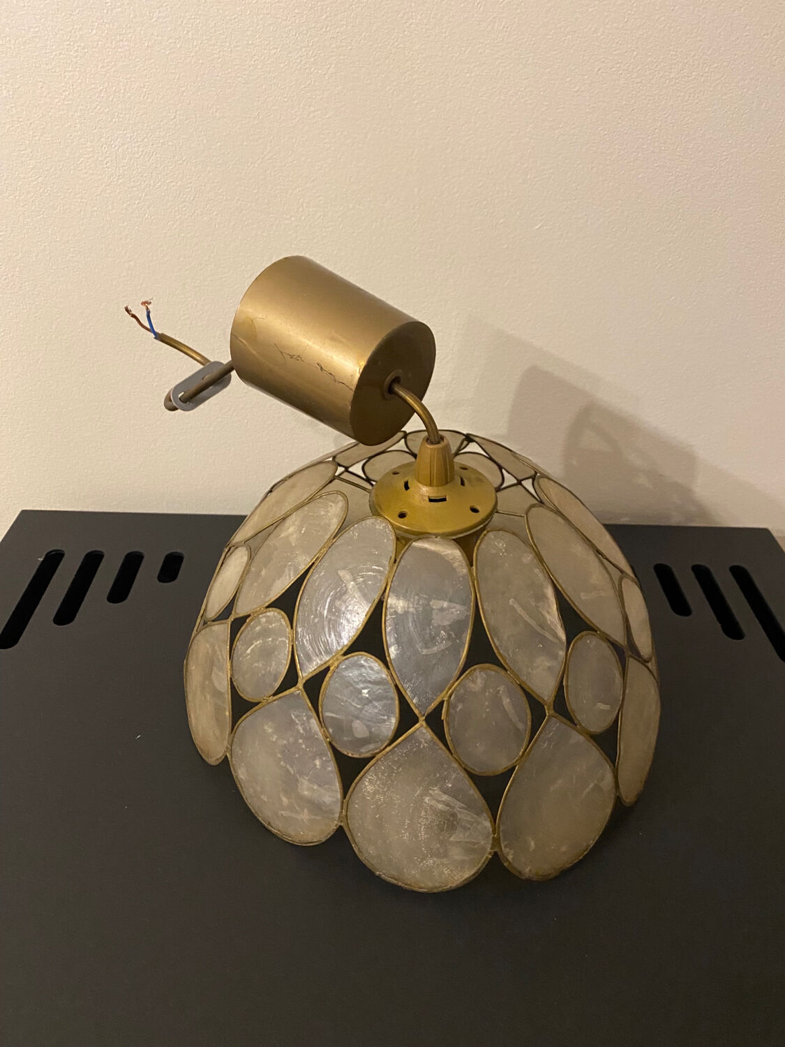 Mother-of-pearl and brass suspension