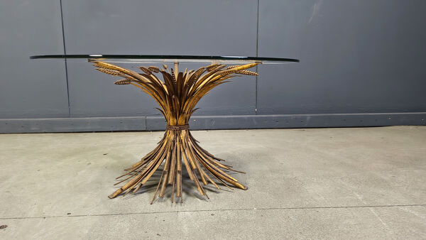 Table basse en verre et métal doré formant une gerbe de blé, années 1960