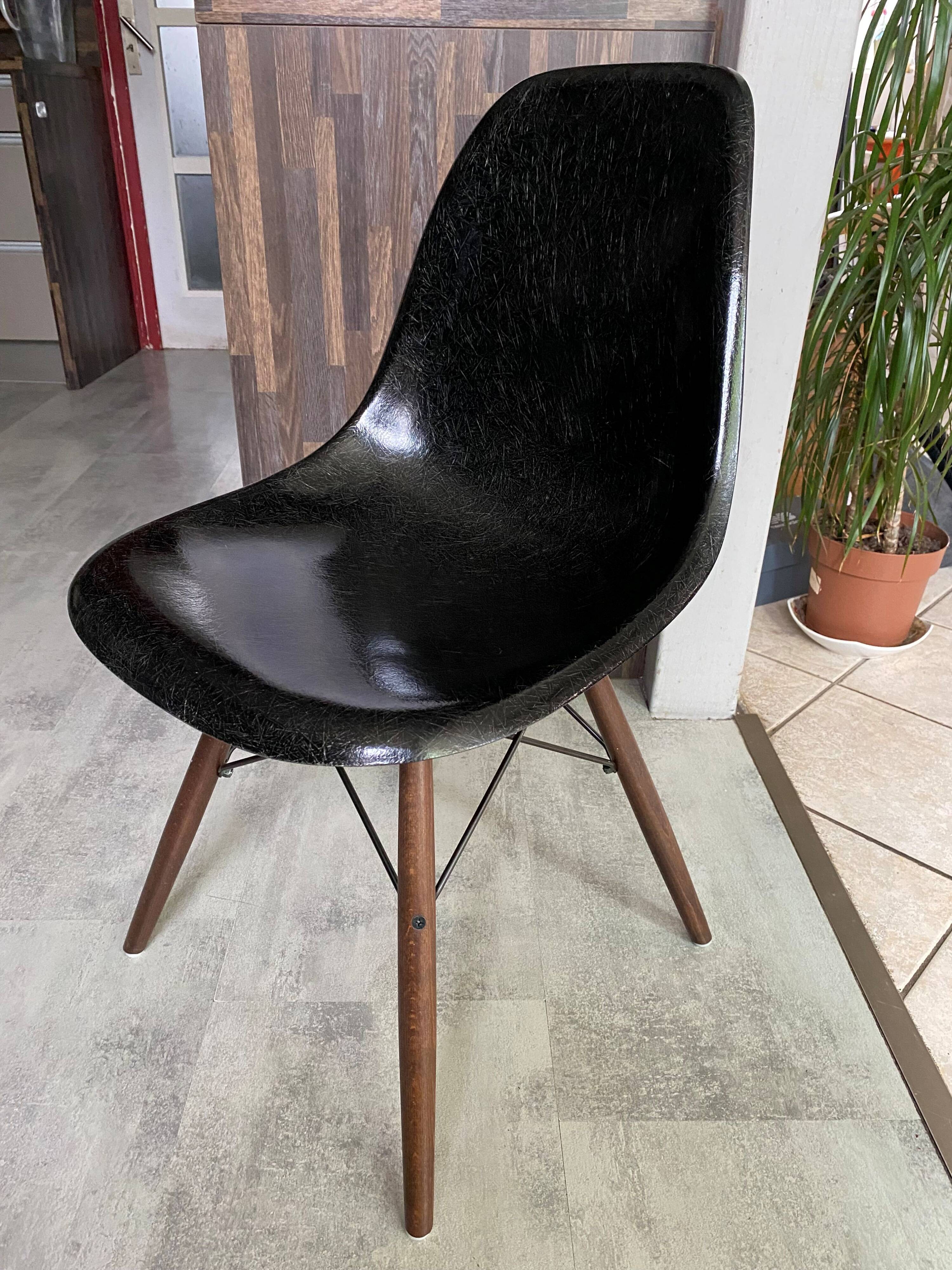 DSW chair, black fiber, black dowel, walnut, Eames, Herman Miller, vintage 1950