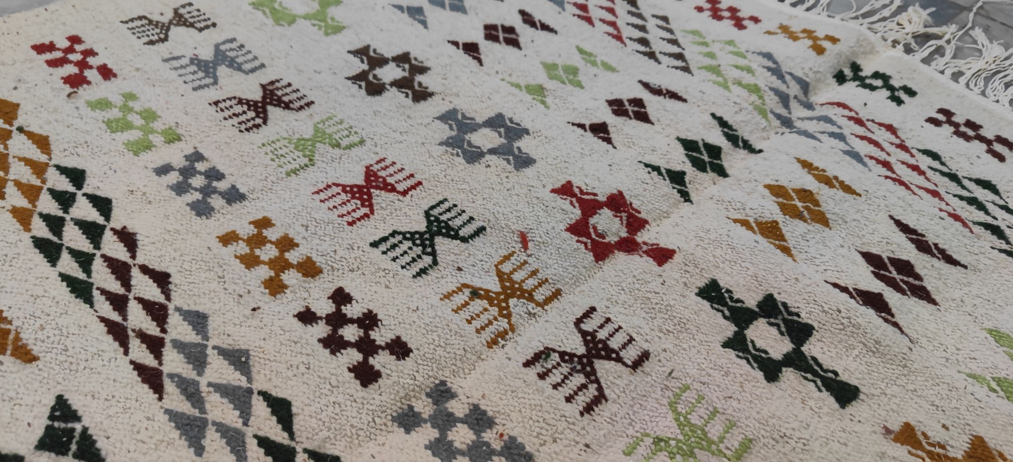 Tapis blanc à motifs berbères multicolores fait main