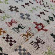 Tapis blanc à motifs berbères multicolores fait main