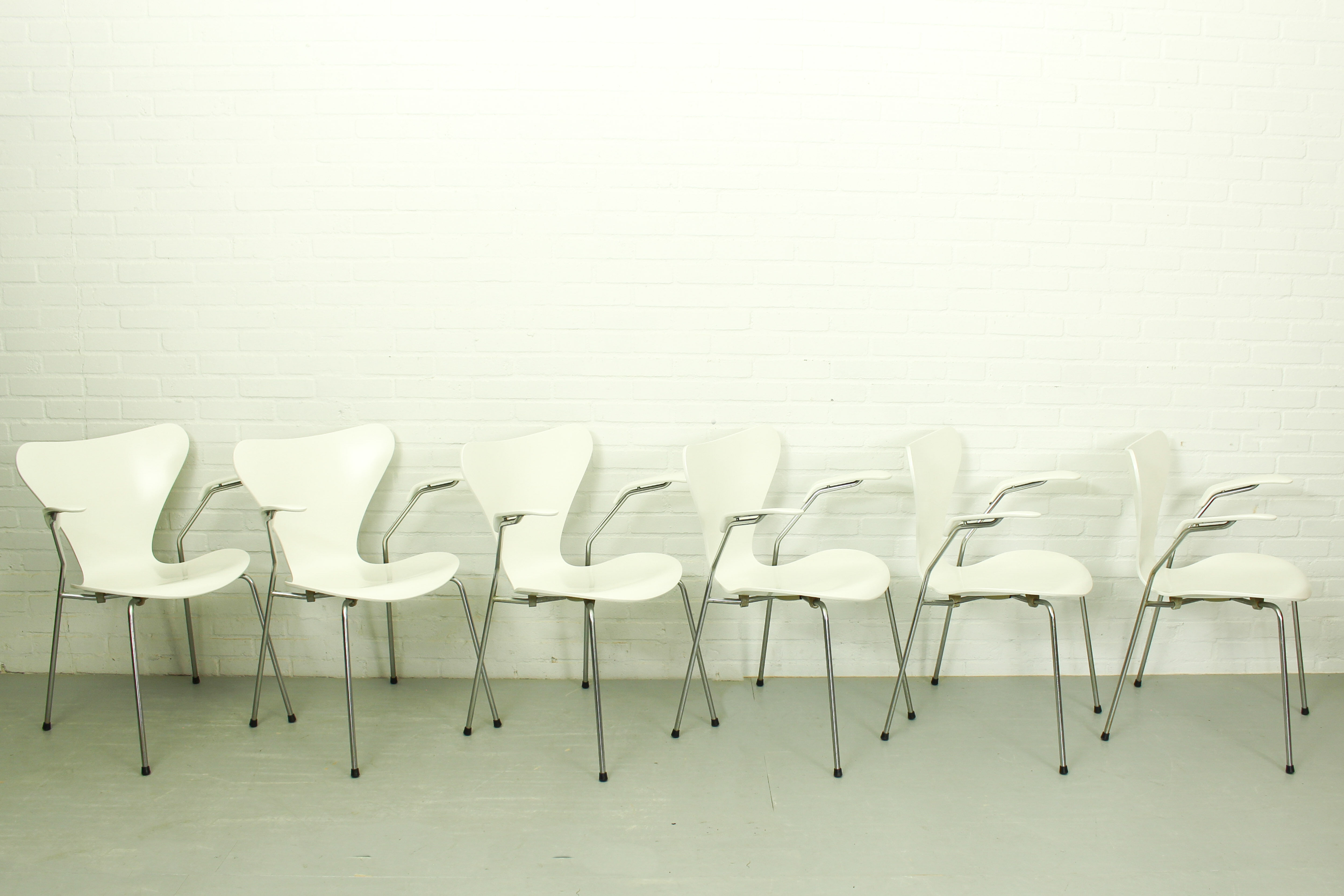 Set of 6 Arne Jacobsen 3207 Armchairs and Dining Table A826 by  Arne Jacobsen for Fritz Hansen