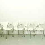 Set of 6 Arne Jacobsen 3207 Armchairs and Dining Table A826 by  Arne Jacobsen for Fritz Hansen