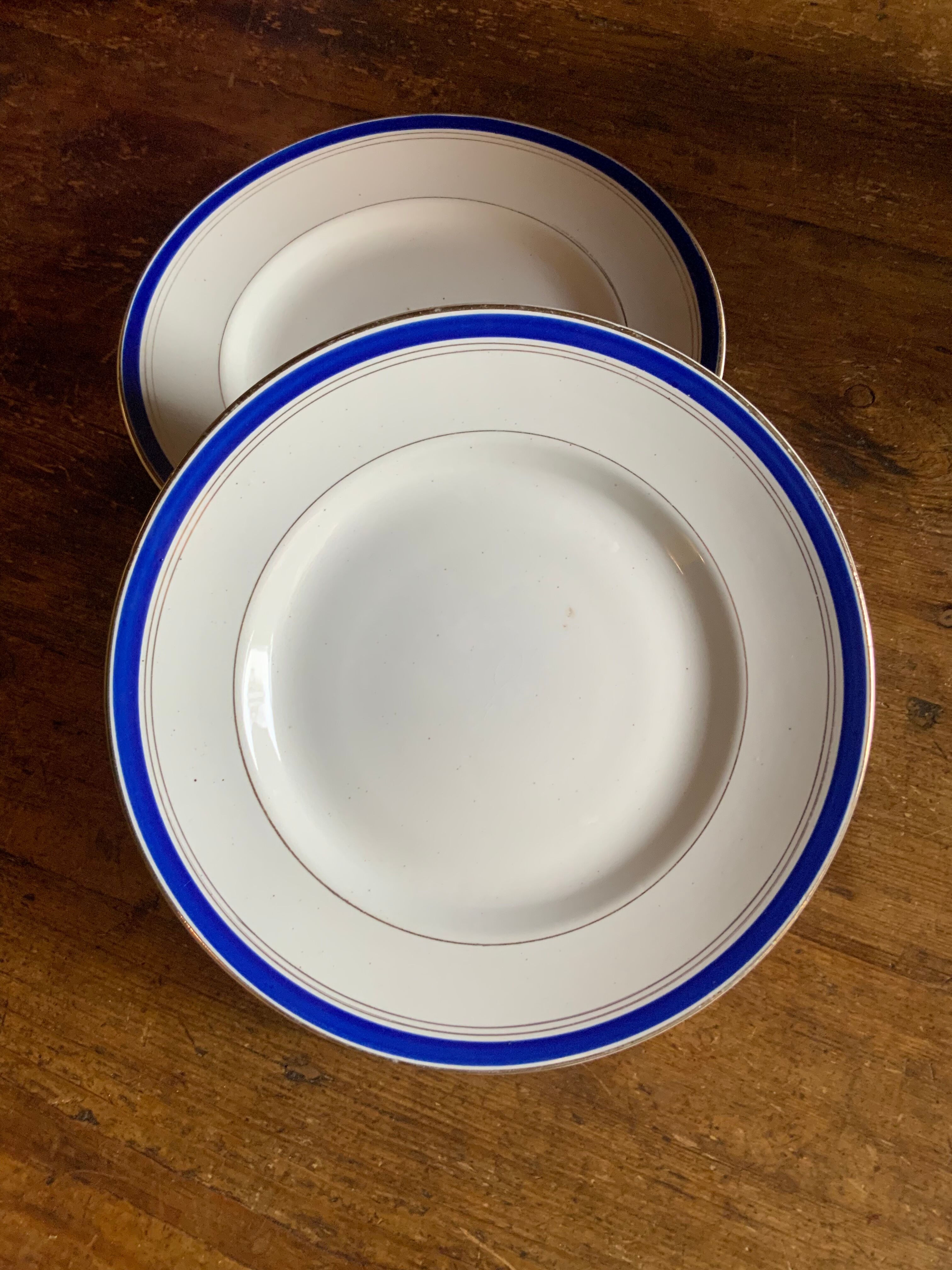 2 plates on feet Moulin des Loups