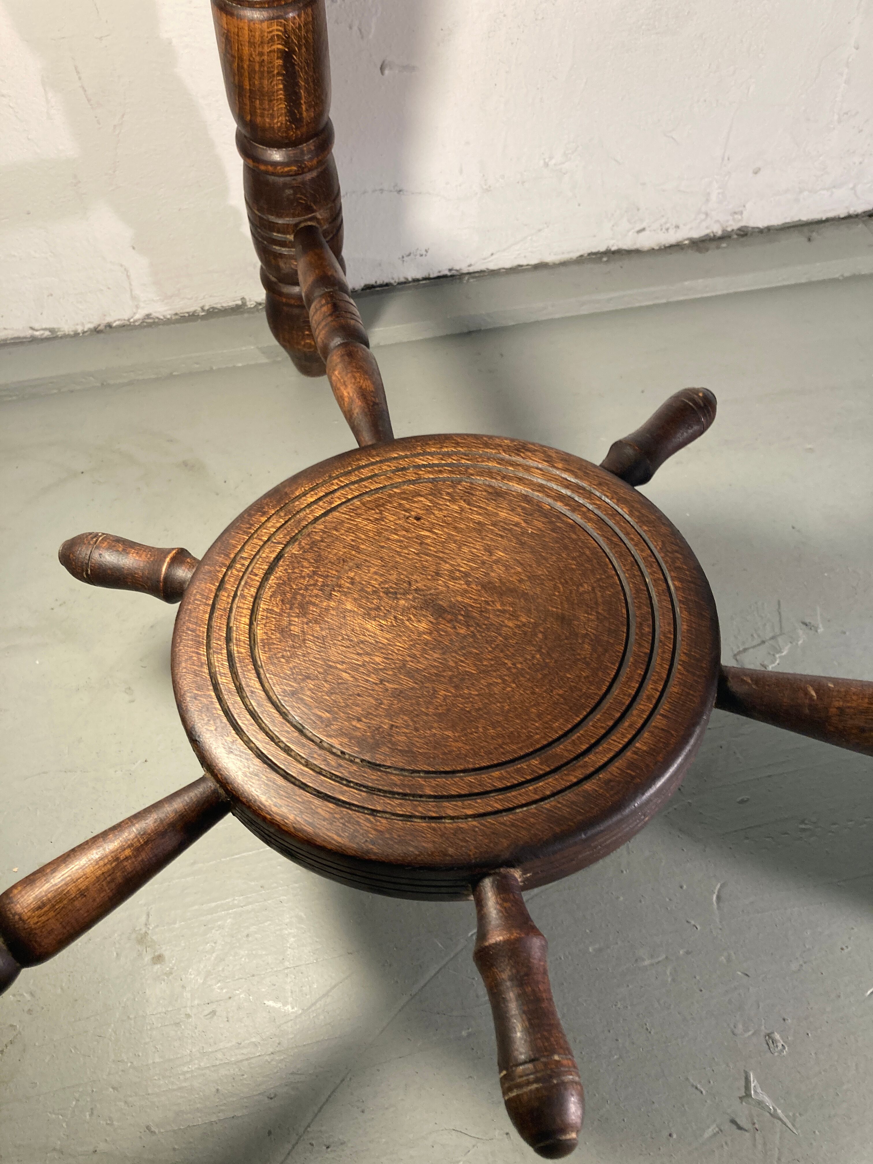 Table basse moderniste en bois tourné, années 1950