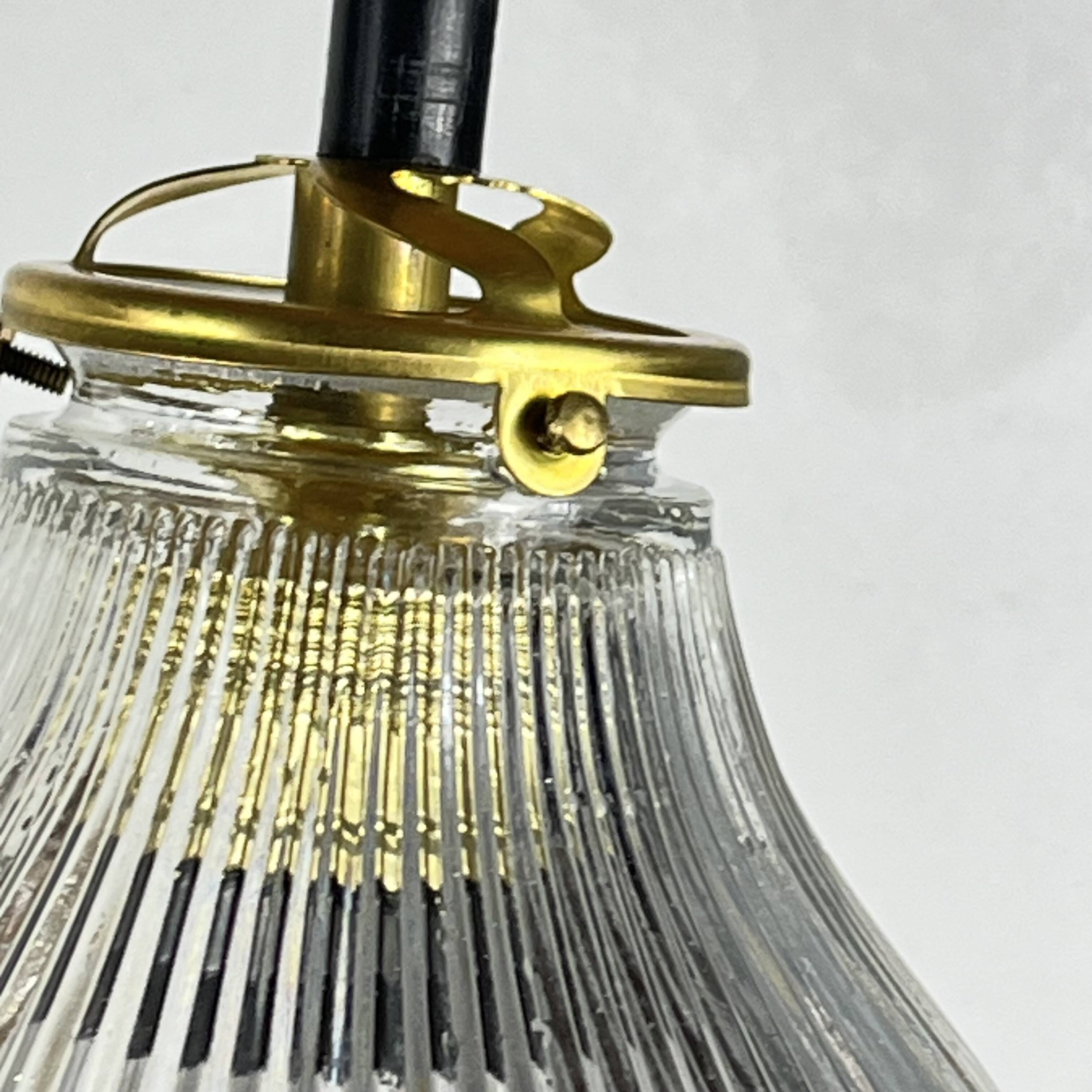 Suspension lustre globe en verre prismatique holophane industriel