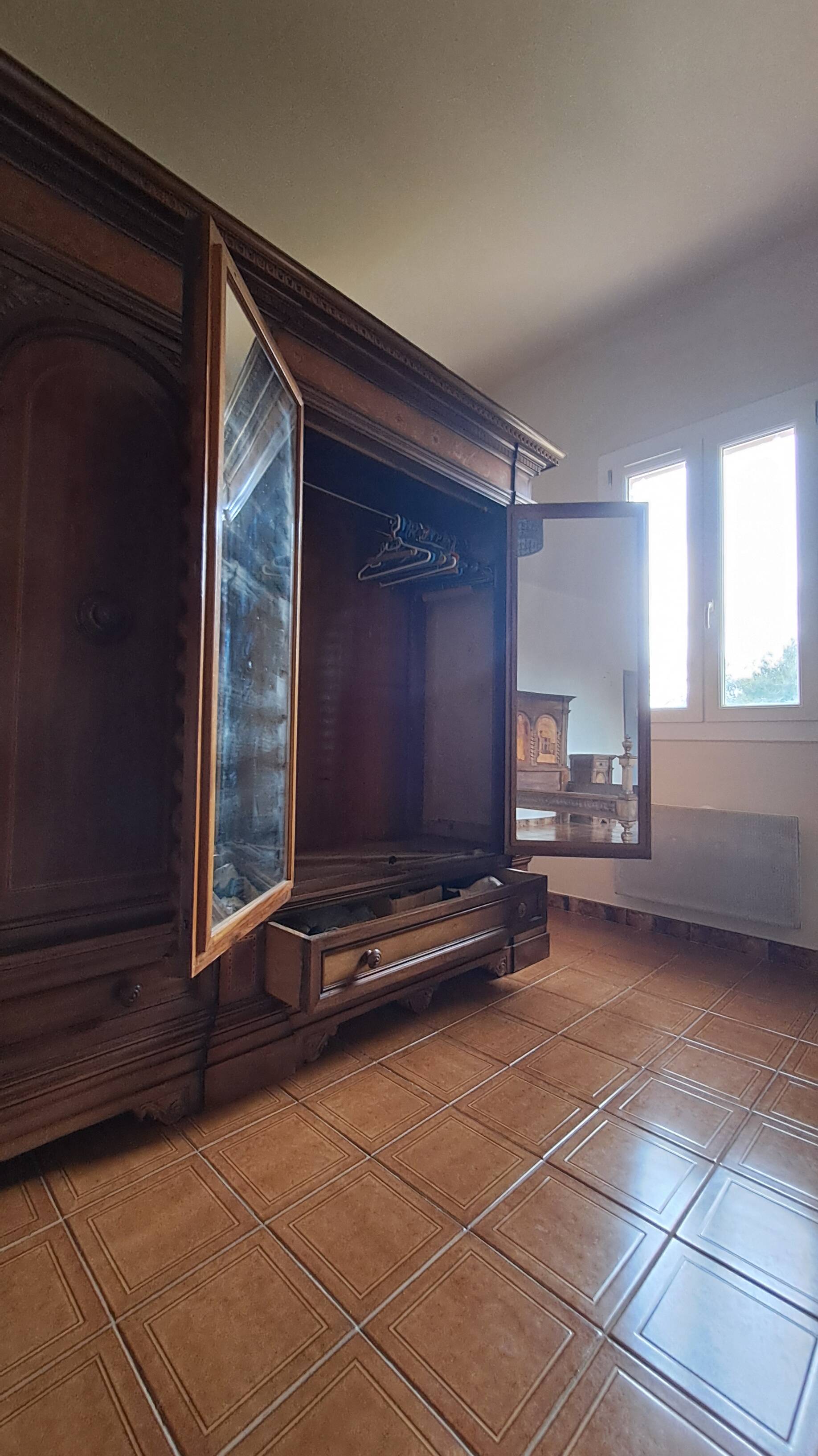 Wardrobe - neo-Renaissance in carved solid wood - possible lot sale