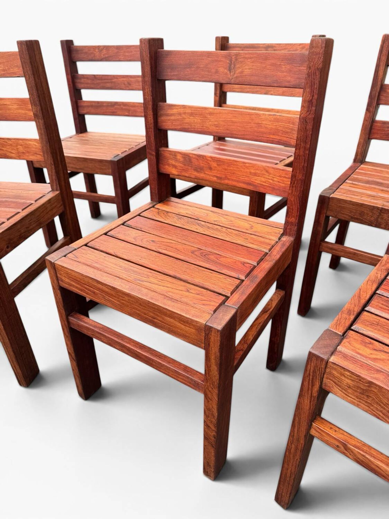 Suite de 8 chaises brutalistes bois exotique massif (essingan) 1960