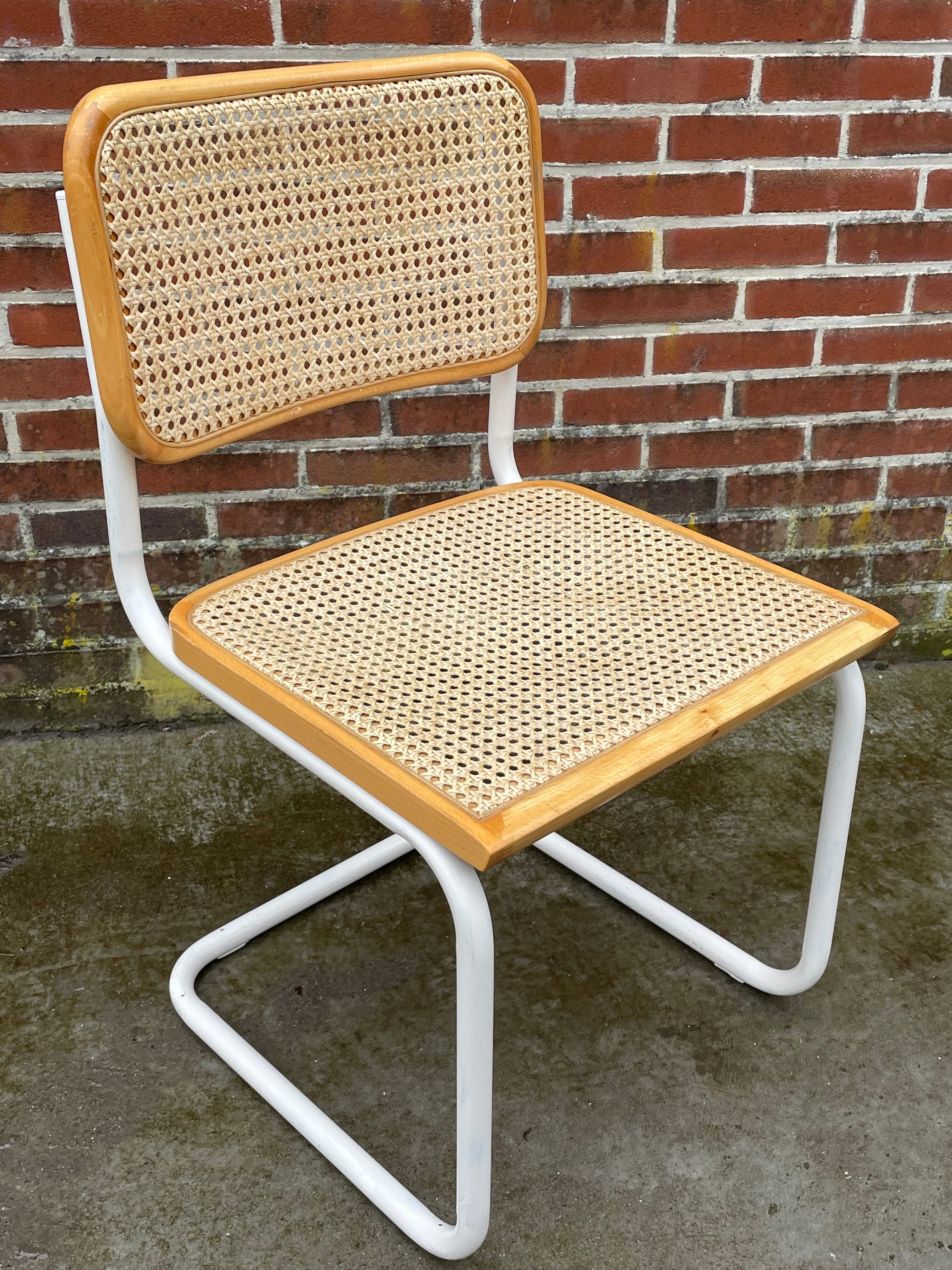 Chaise Cesca modèle b32 en blanc et bois par Marcel Breuer