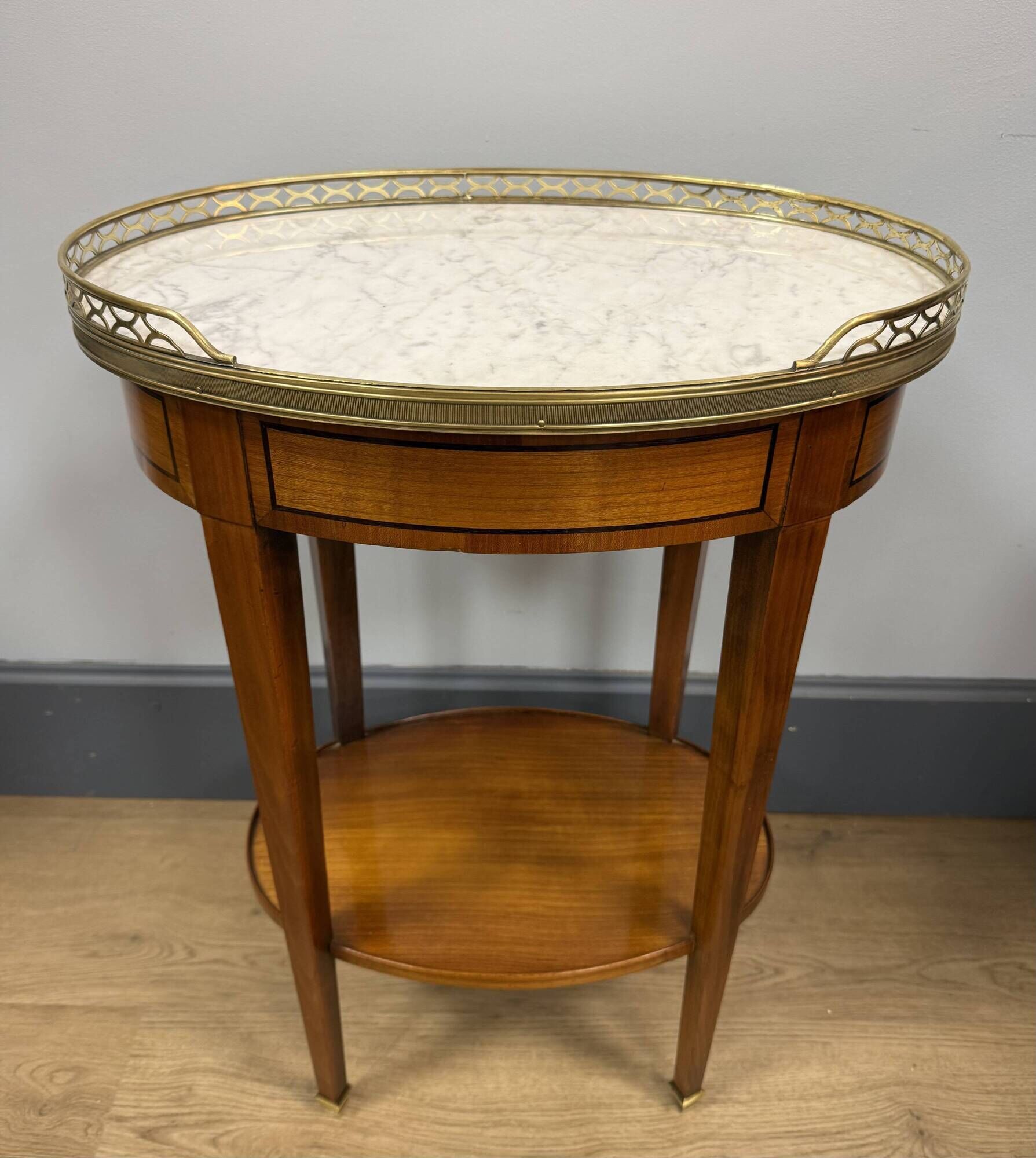 Oval bouillotte table
