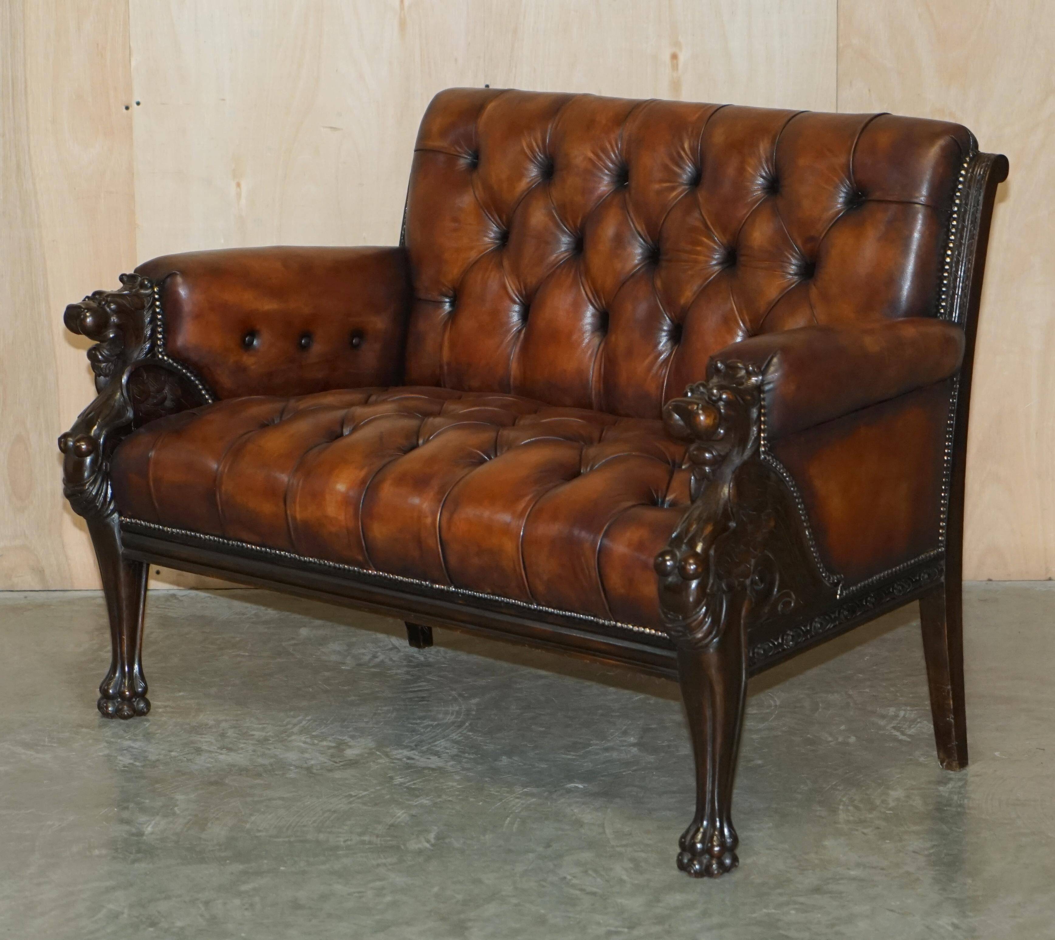 Ensemble Chesterfield cuir avec lion sculpté à la main restauré