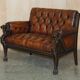 Ensemble Chesterfield cuir avec lion sculpté à la main restauré