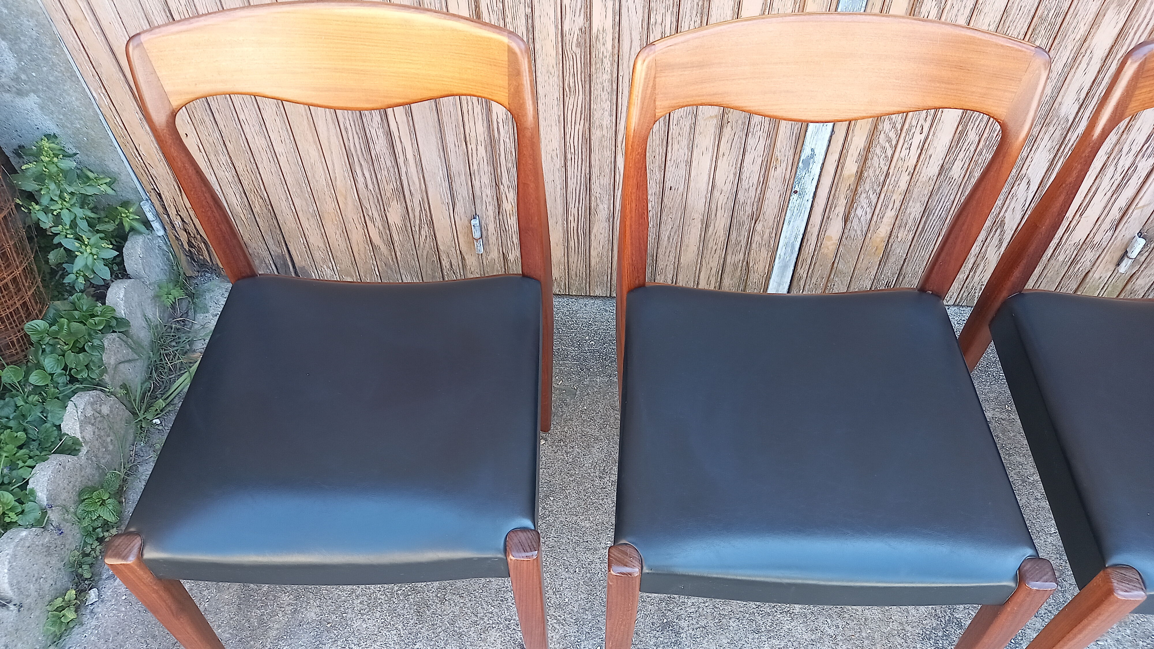 Suite de quatre chaises teck vintage