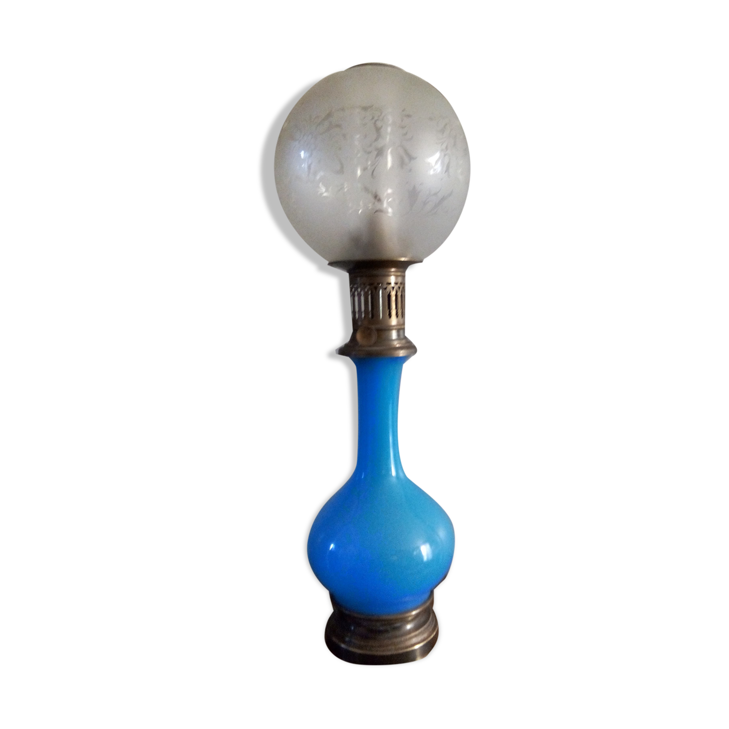 Lampe à pétrole en verre opalescent bleu, électrifiée