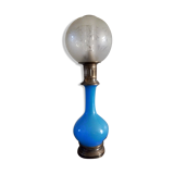 Lampe à pétrole en verre opalescent bleu, électrifiée