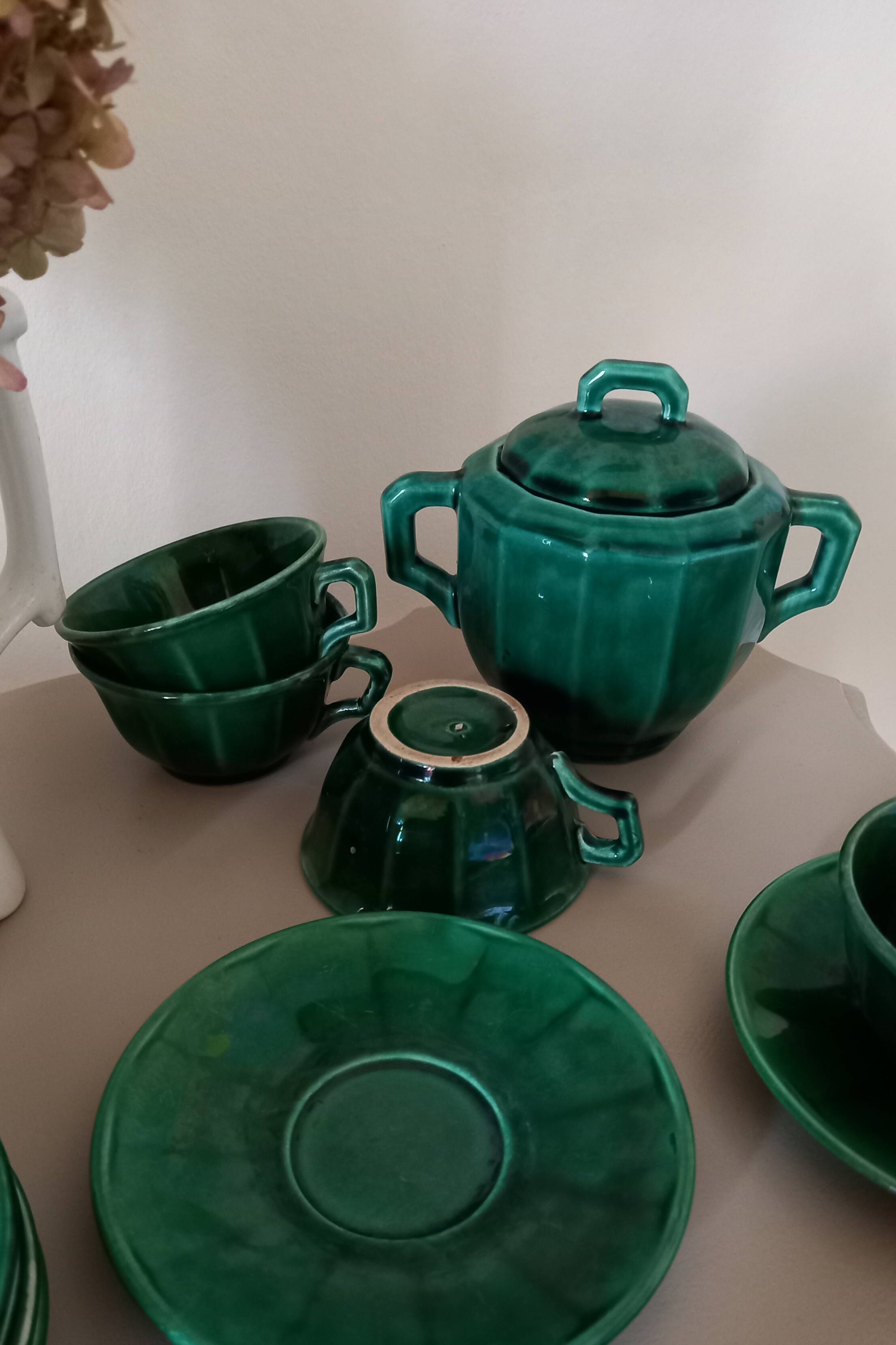 Iridescent green tea or coffee service in Lunéville K&G earthenware. 6 cups and an Art Deco sugar bowl
