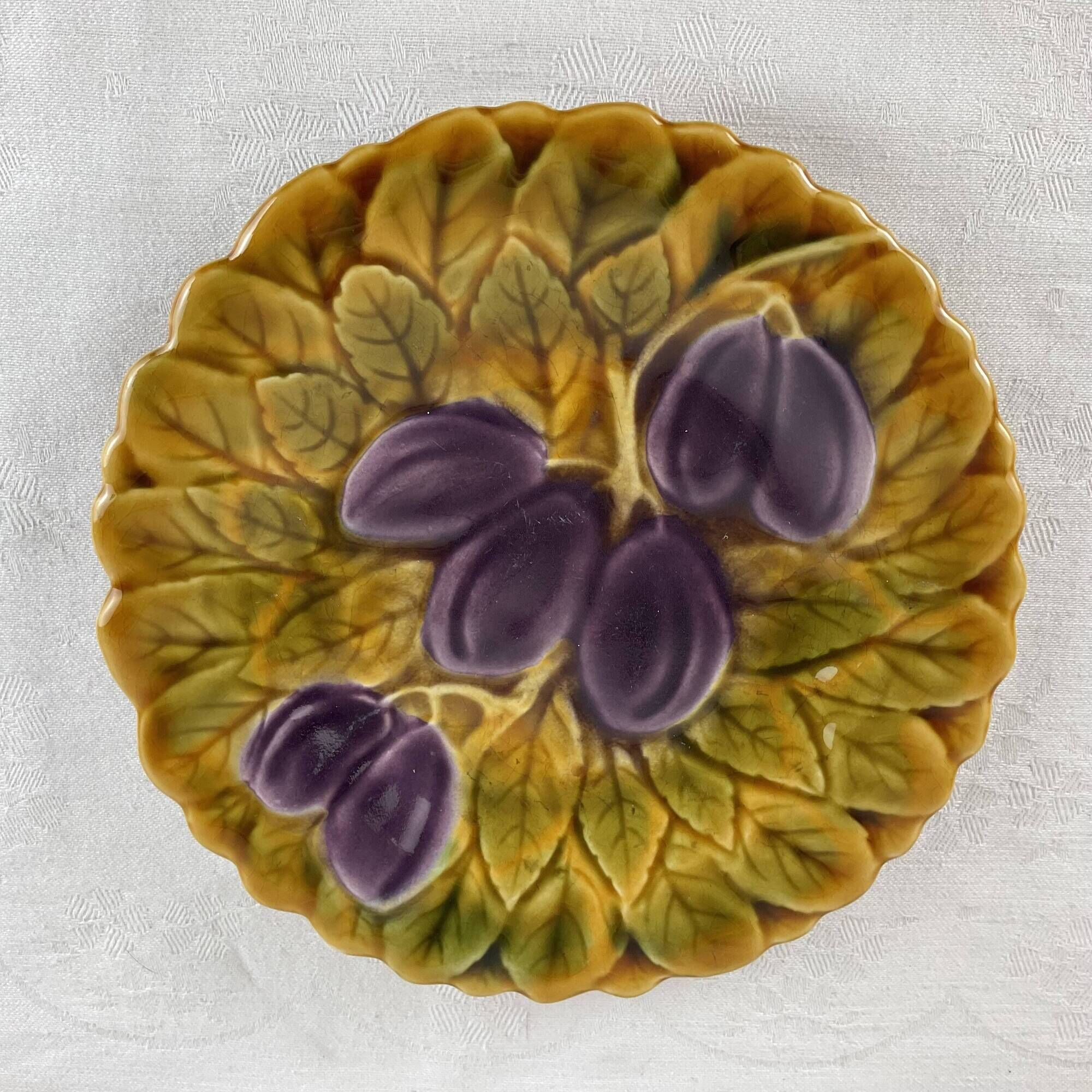 Petite Assiette en faïence majolique de Sarreguemines. Barbotine