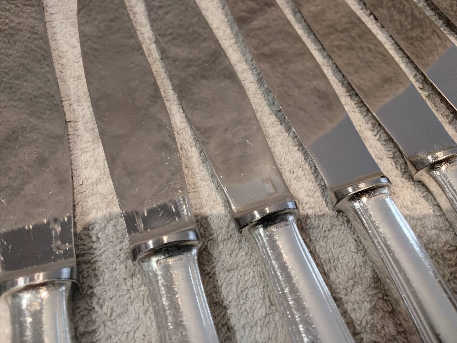 12 silver-plated table knives by Christofle America, 24.5cm