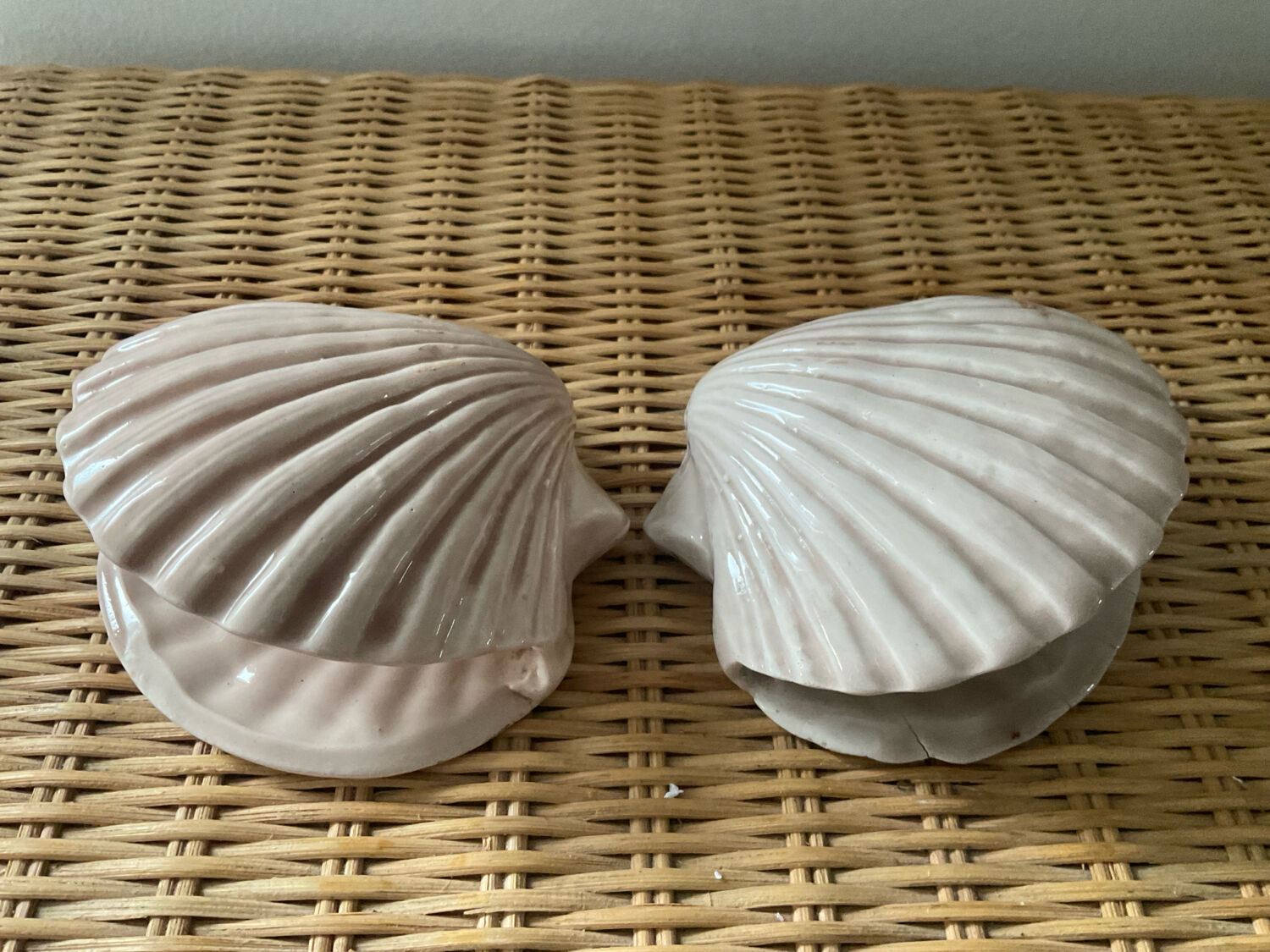 Duo of N shell-shaped towel holders in glazed ceramic