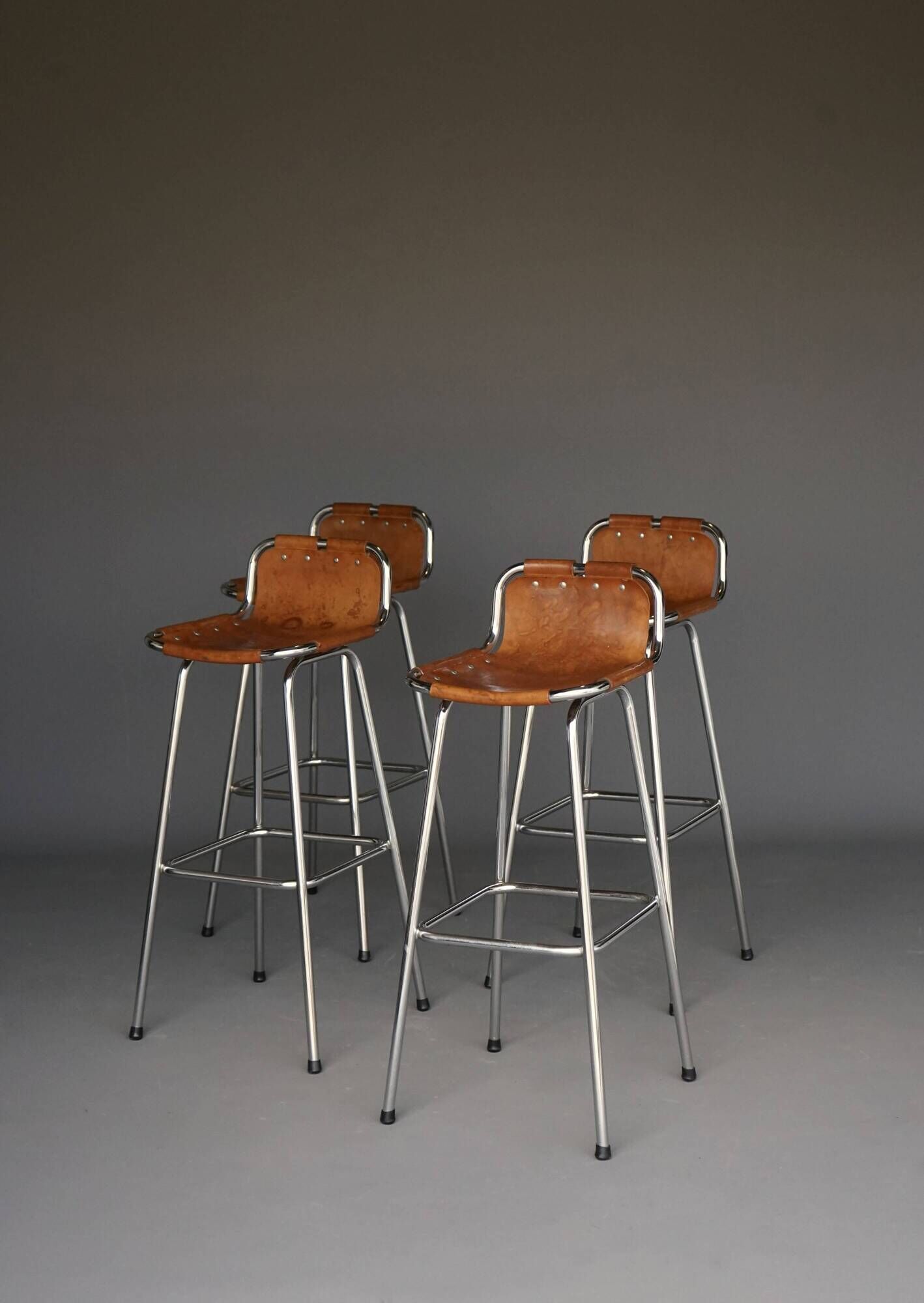 Tabourets de bar « Les Arcs » Dal Vera, sélectionnés par Charlotte Perriand. Lot de 4.